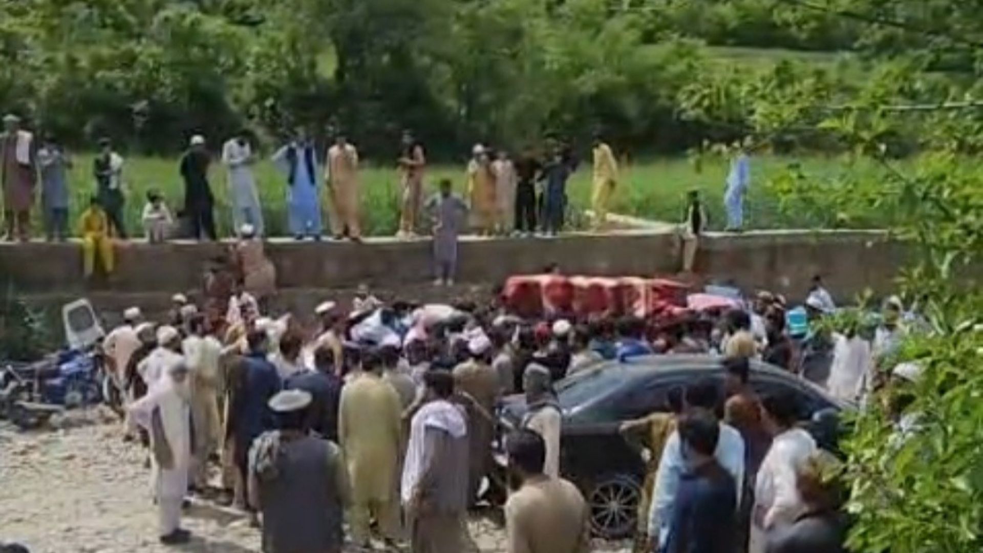 باجوړ کې د افغانستان لخوا د مارټر ګولو حملو کې وژل شوي ۴ کسانو جنازي ترسره شوي