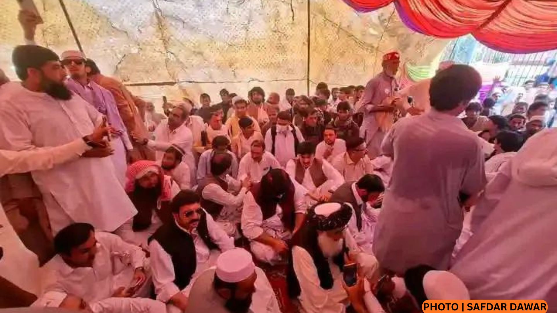  بنو کې قامي مشرانو او ځائي اولس د ناامنۍ ضد احتجاجي ناسته پېل کړي ده