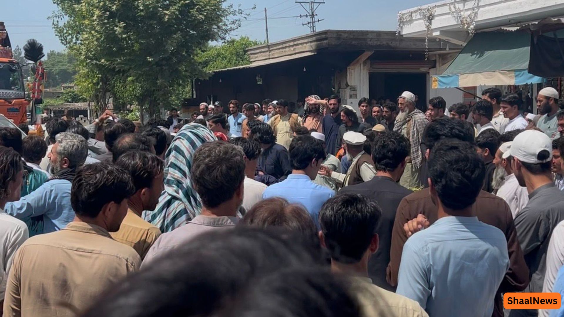 باجوړ: د ګرځبندېز او د لارو د بندښت پرضد اولس سړکونو ته راوتلی دی
