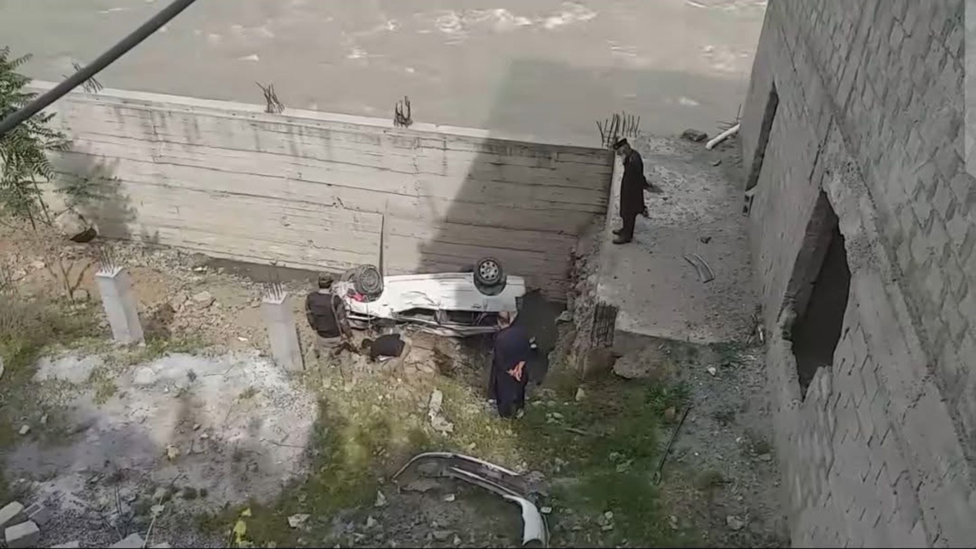 بره دیر : ټرافیکي پېښه کې يوه ماشومه مړه شوې او ۶ نور کسان ټپیان دي