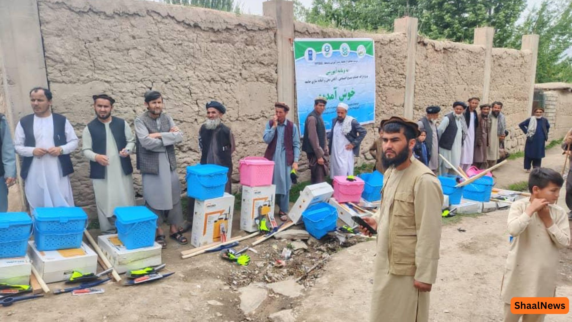 په بدخشان کې ۲۰۰ بزګرانو ته کرنیز اوزار ووېشل شول