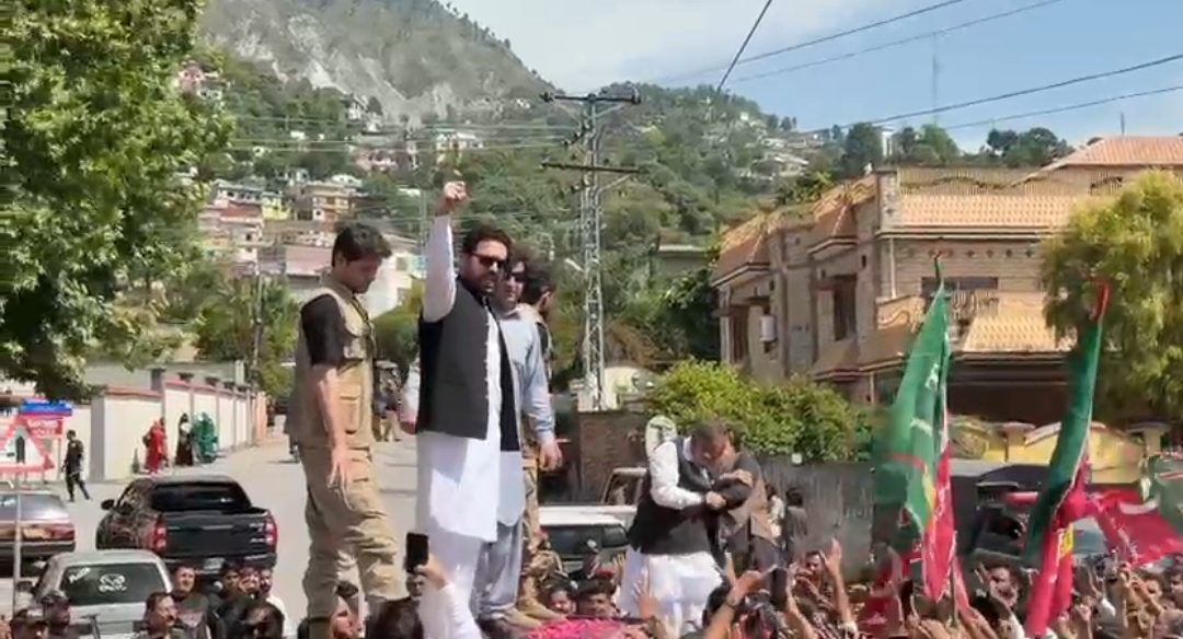 د خيبرپښتونخوا اعلی وزير سهېل اپريدی مظفرآباد ته رسيدلی، د ګوند کارکنانو یي تود هرکلی کړی