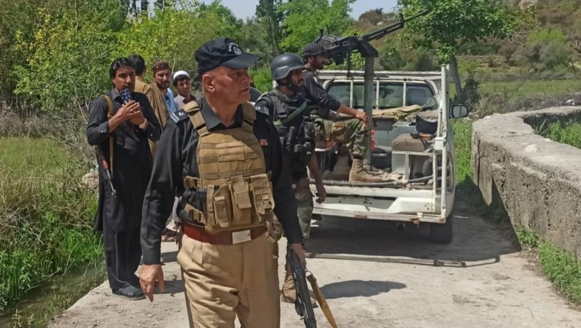 بنو او هنګو: د پولیو ټیمونو پر ضد دوه جلا پېښې، درې کارکوونکي تښتول شوي او يو پوليس ټپي شوی