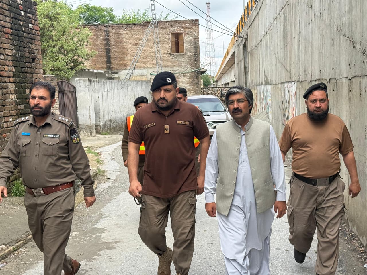 نوښار کې د کور چت راپريوتو پېښه کې د يو کور درې کسان ټپيان شوي