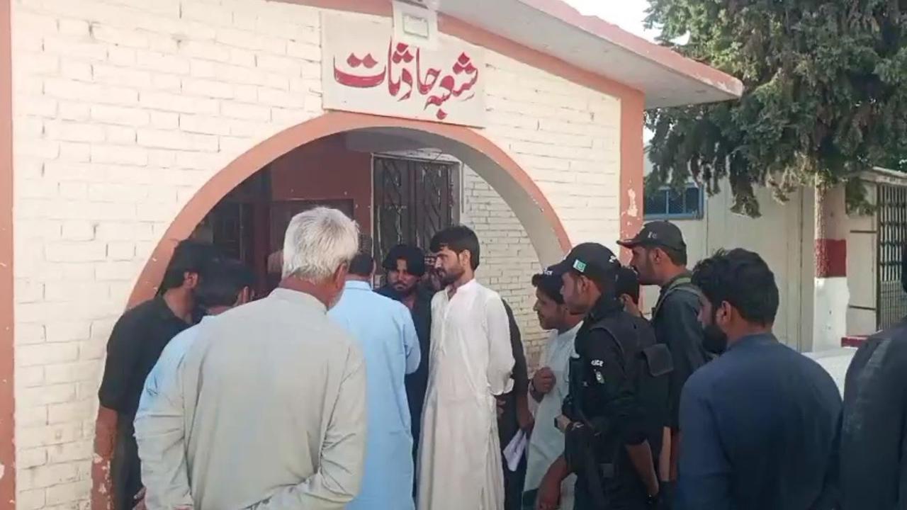بلوچستان : قلات کې ټرافیکي پېښه کې د ۲ ماشومانو په ګډون ۶ کسان مړه او ۲ نور ژوبل دي