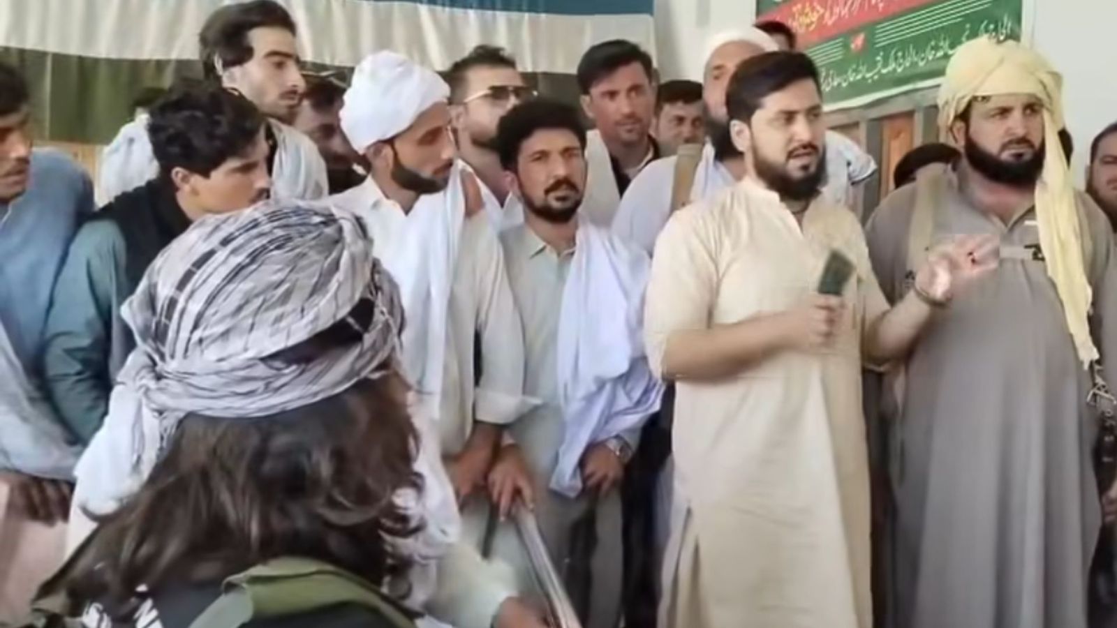 لکي مروت : پاکستاني پوځ د پولیس امن کميټۍ د غړي یو رشته دار د وسلوالو سره په تړاو نيولی