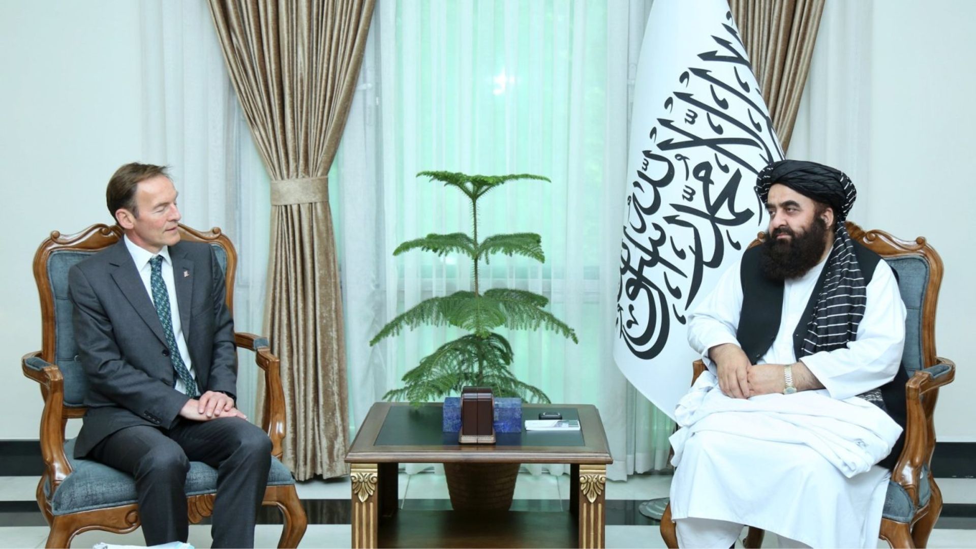د بریتانیا استازي په کابل کې د افغانستان او پاکستان ترمنځه د کړکېچ د حل لپاره د خبرو غوښتنه وکړه