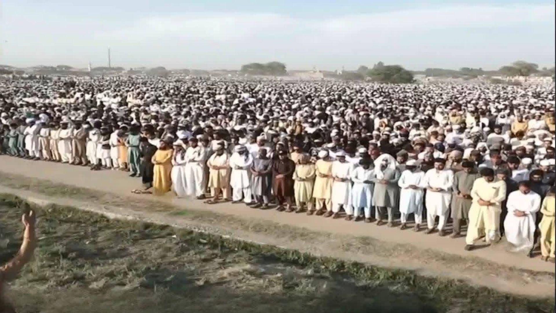 د شېخ الحديث مولانا محمد ادریس جنازه ترسره شول، د صوبې اعلی وزیر سهیل افریدي  پکې ګډون وکړ