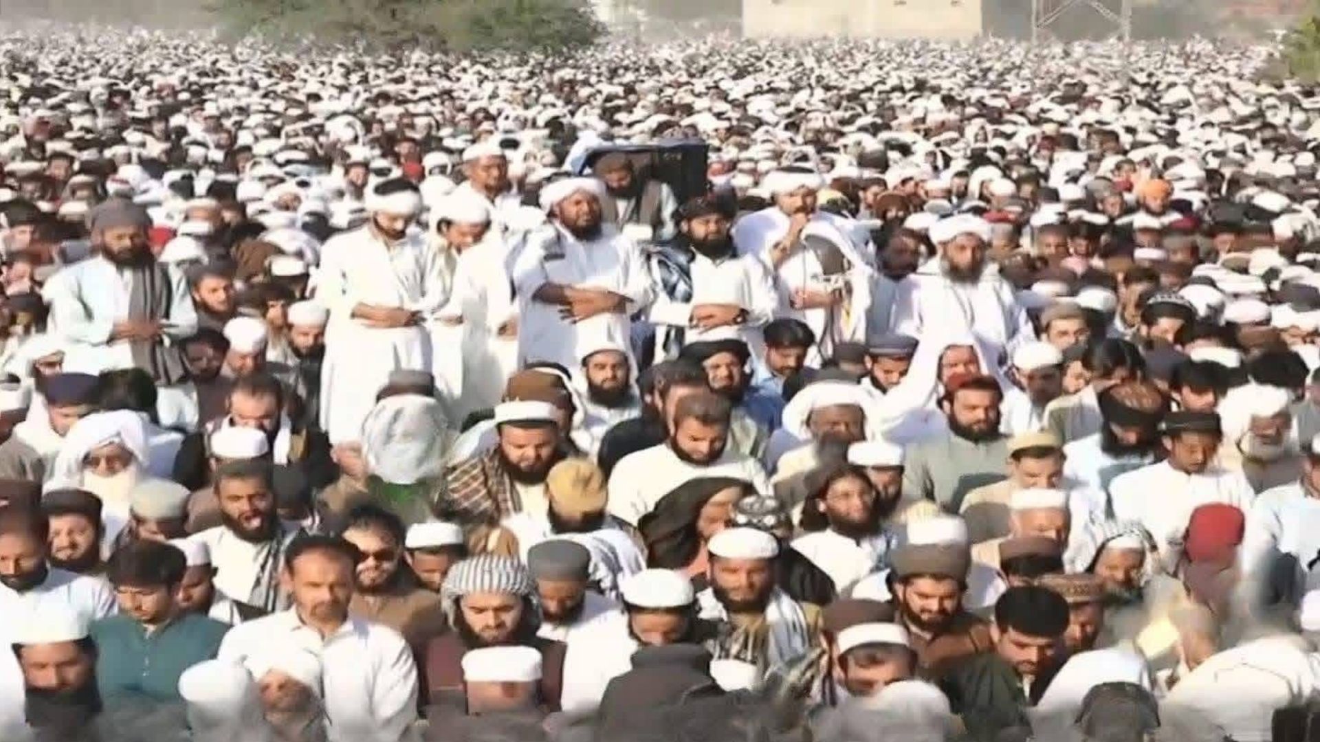 په چارسده کې وژل شوی شېخ مولانا محمد ادریس خاورو ته وسپارل شو