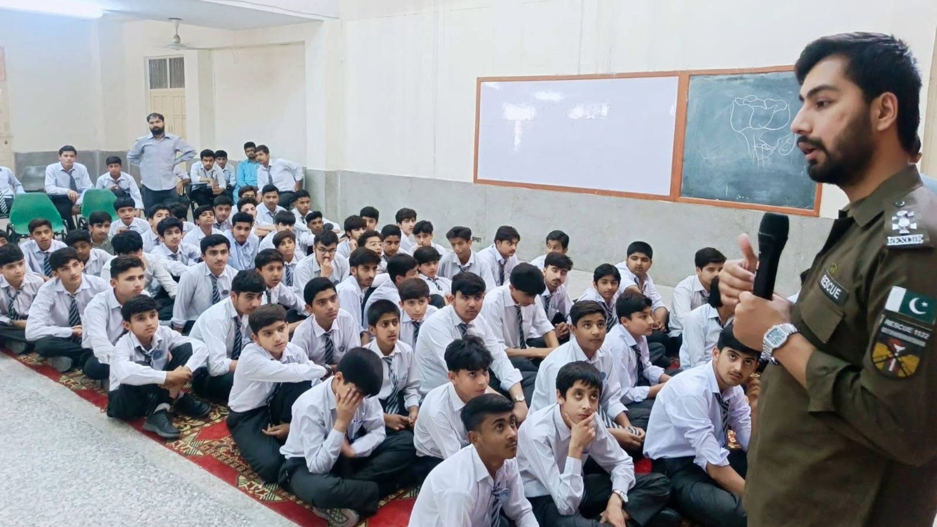 بنو: ريسکيو ۱۱۲۲ په ښوونځيو او کالجونو کې د لومړنۍ طبي مرستې روزنيز پروګرام پېل کړ