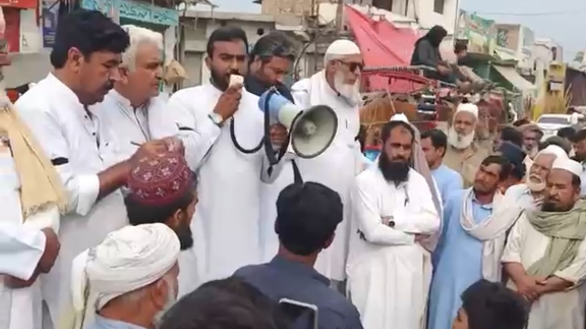 بنو کې د وژل شویو پولیس سرتېرو په درناوي توره ورځ نمانځل کېږي