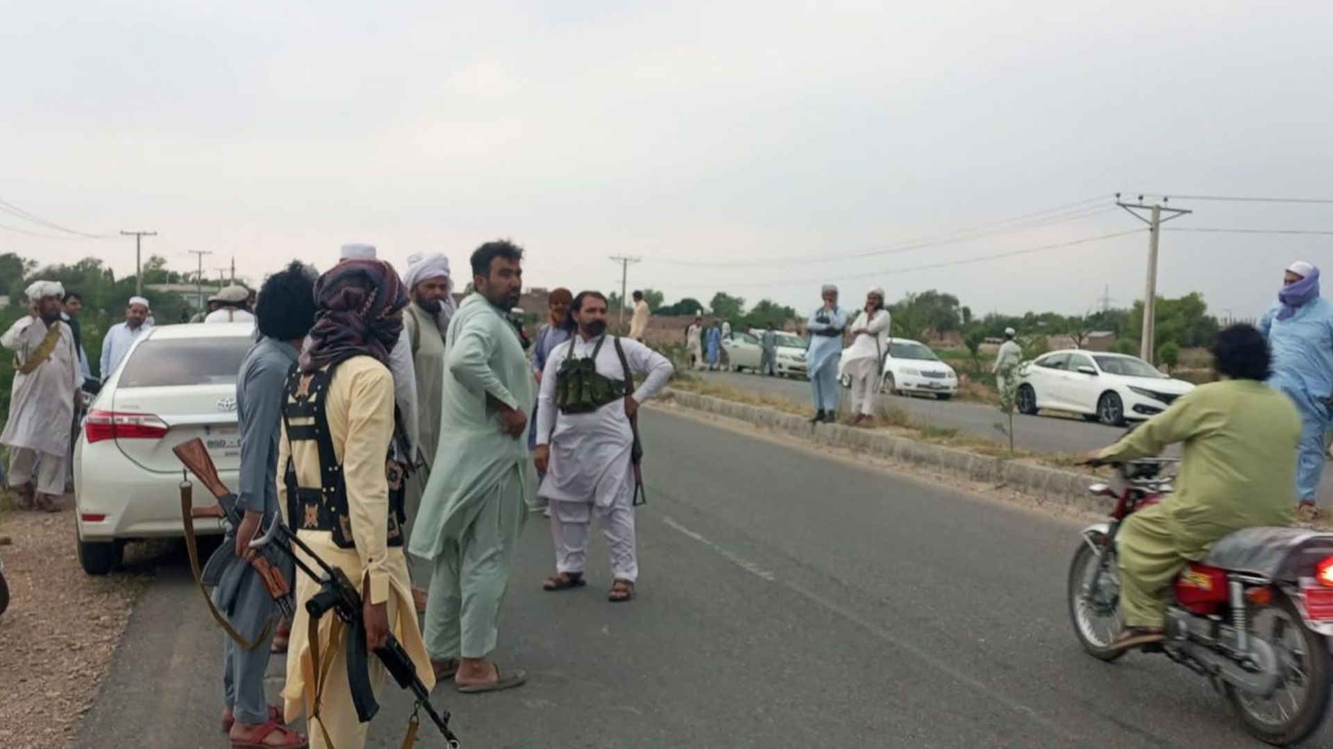 بنو کې حالات ترینګلي؛ هاتي خېلو کې ځایي خلکو وسلوالې ناکې لګولي