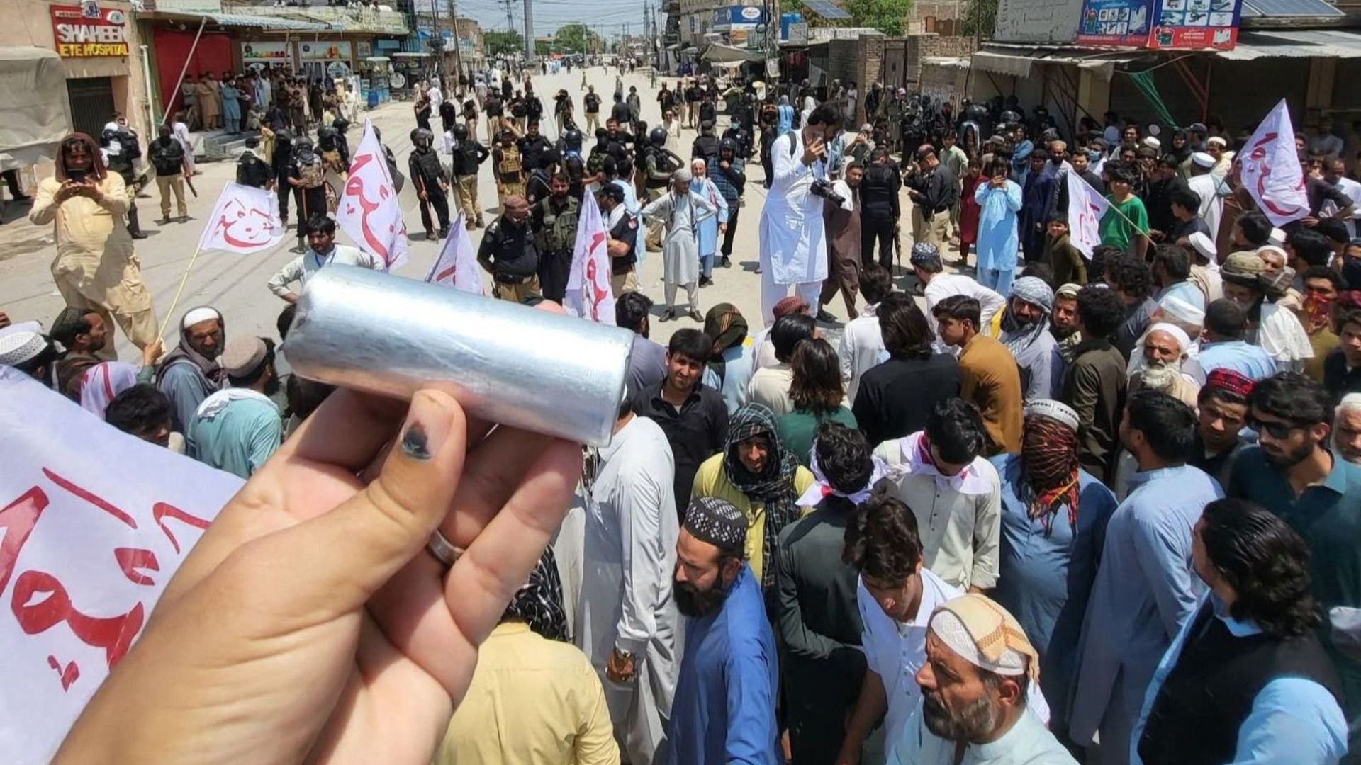 د خېبر امن لاریون په ګډونوالو د پولیس لخوا لاټي چارج او اوښکې بهوونکی ګیس استعمال شوی