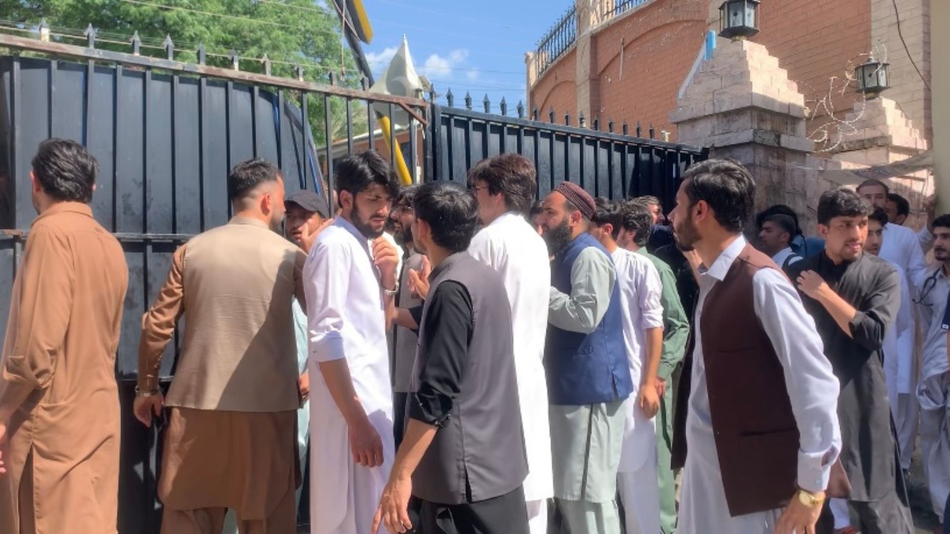 سوات: د سېدو شریف ډېنټل مېډېکل کالج زده کوونکو احتجاج کړی
