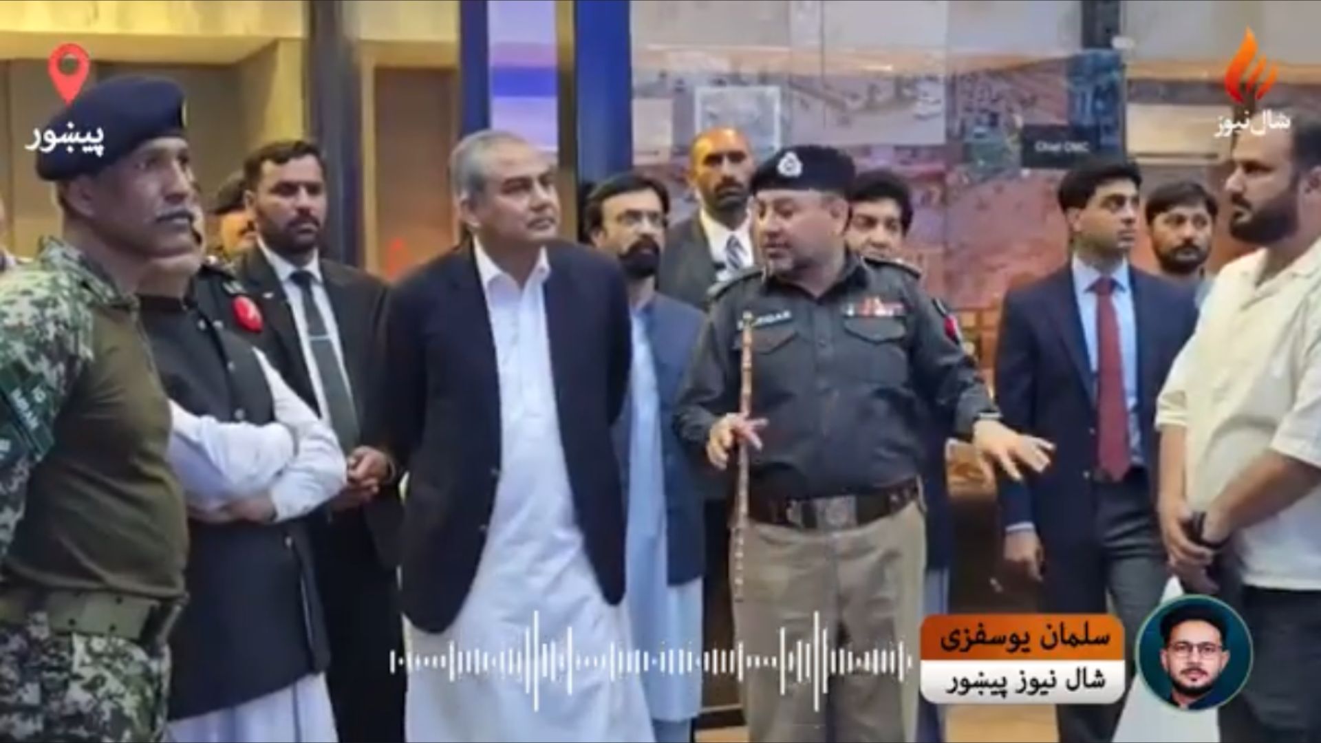 بنو کې په پولیسو خونړی برید؛ د کورنیو وفاقي وزیر محسن نقوي د وژل شویو سرتېرو د کورنیو سره لیدلي