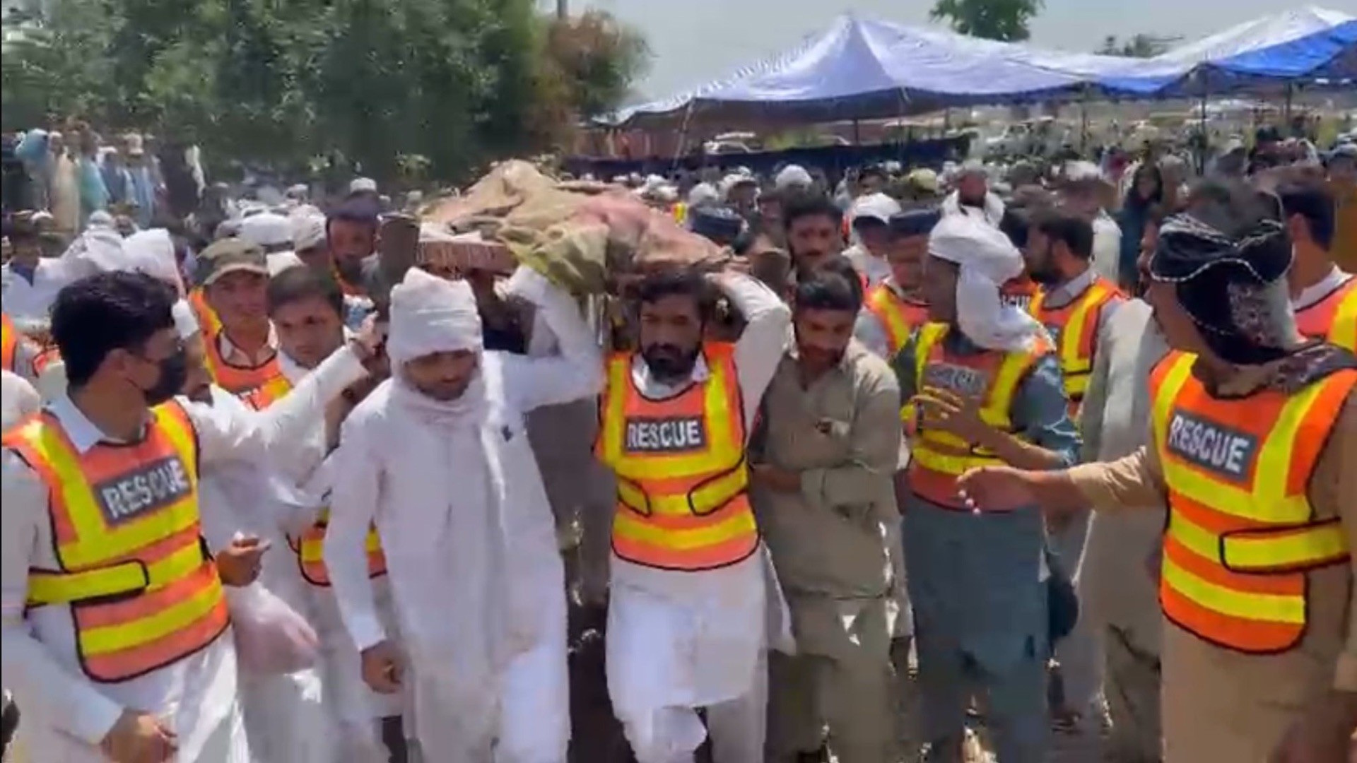 بنو : د ریسکیو ۱۱۲۲ وژلی شوی کارکوونکی خاورو ته وسپارل شو