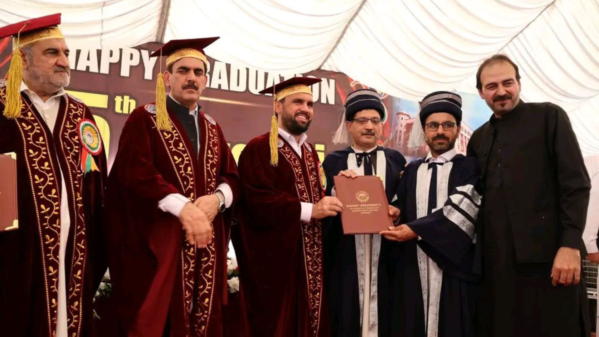 د کوهاټ پوهنتون ۱۵م کانووکیشن کې ۸۰۰ زده کوونکو ته ډګرۍ ورکړی شوې