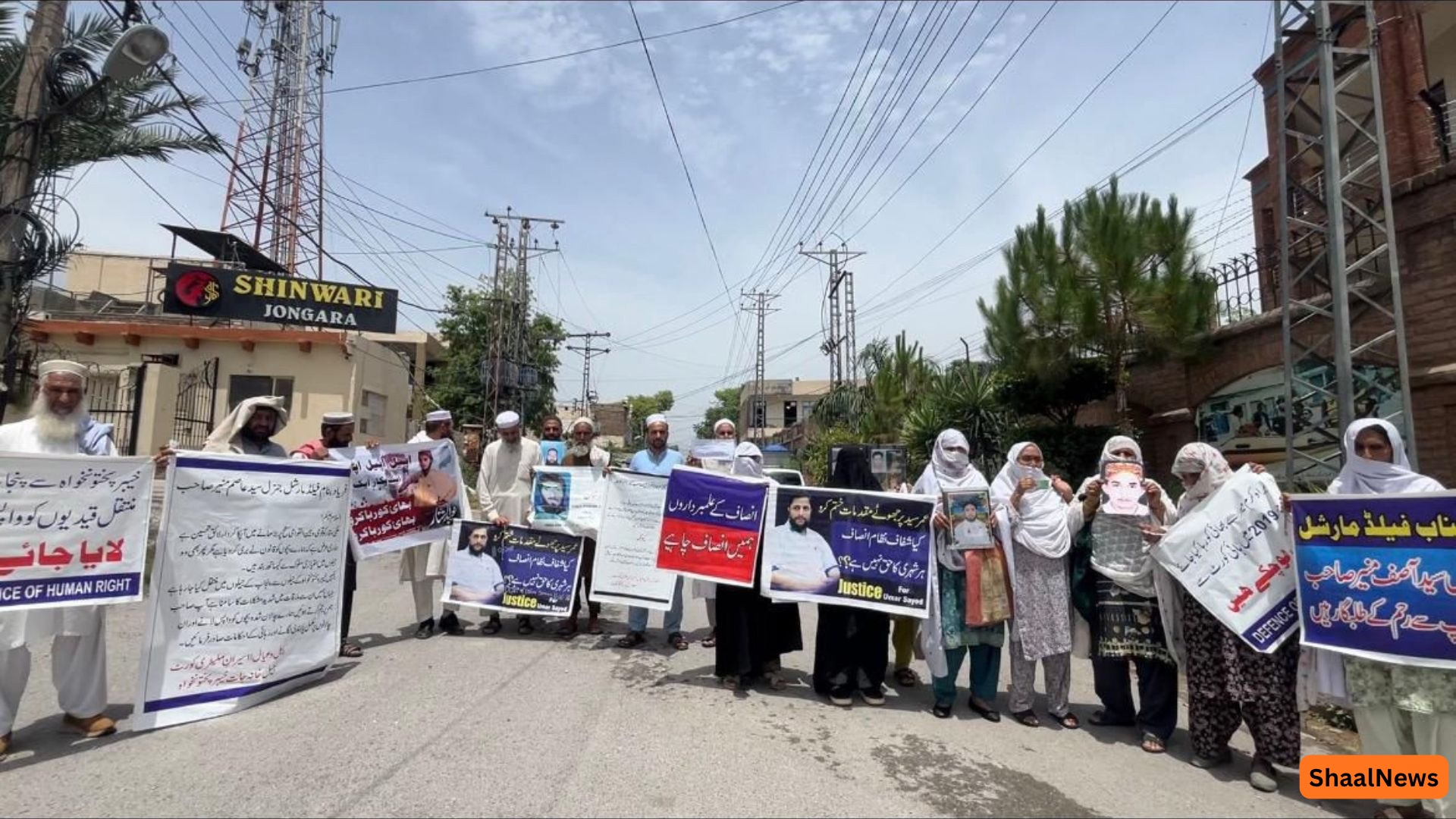 پېښور کې د جبري بې درکه کسانو د کورنیو احتجاج؛ “خپلوان مو عدالت ته وړاندې کړئ یا یې خوشي کړئ”