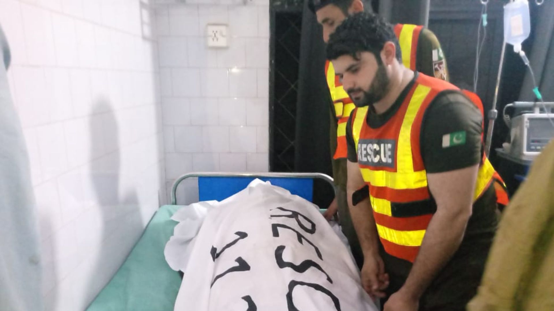 په مردان کې د کوټې چت پرېوتو له امله دوه تنه مړه او يو ټپي شوی دی