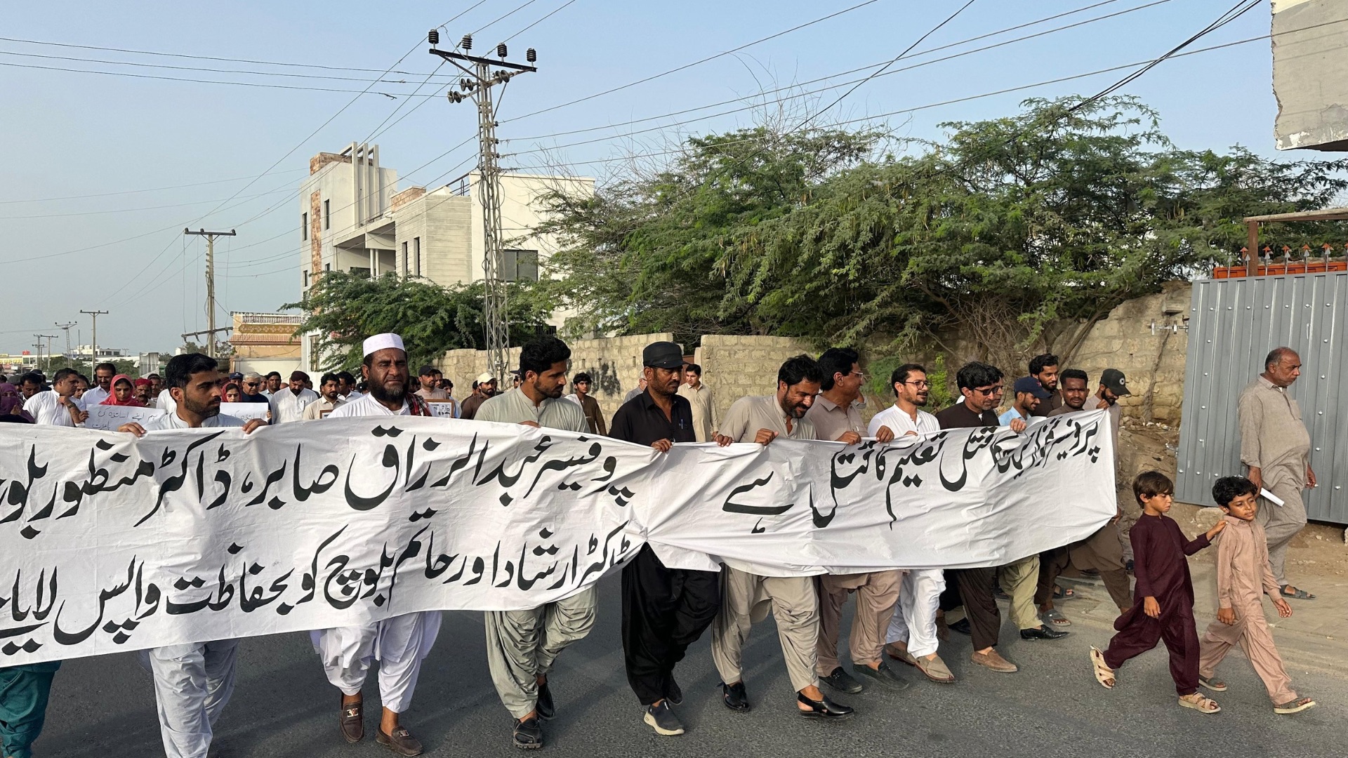 بلوچستان : ګوادر کې د پروفېسر ډاکټر عبدالرزاق صابر او نورو د راخوشي کېدو لپاره احتجاج شوی