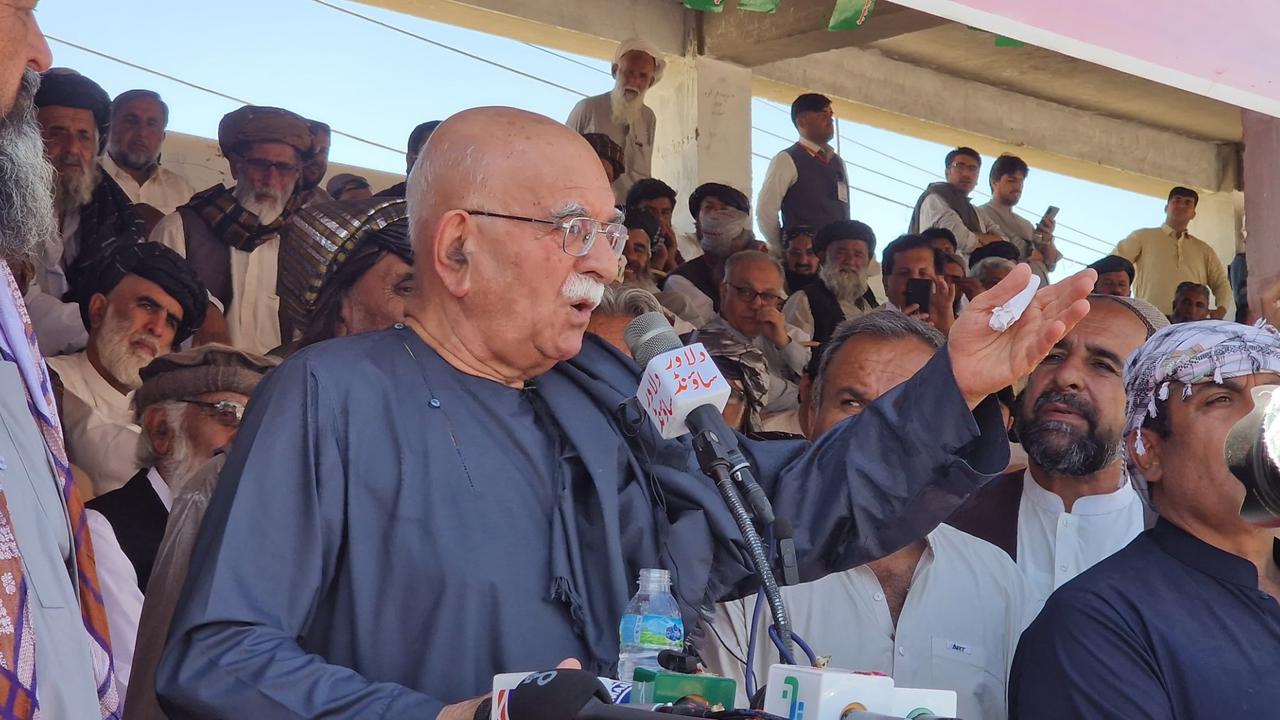 محمود خان اچکزی : پاکستان او افغانستان دې د امن لپاره خبرې اترې وکړي