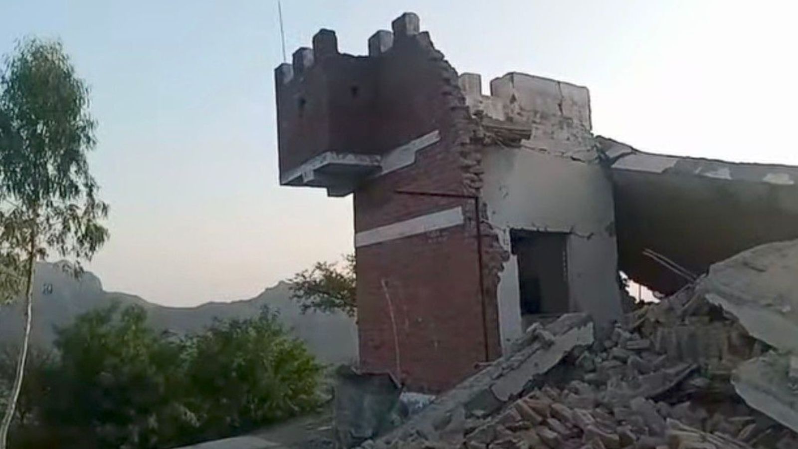 خېبر: په کم شلمان کې ناڅرګنده کسانو ارخنده چیک پوسټ په بارودو الوځولی