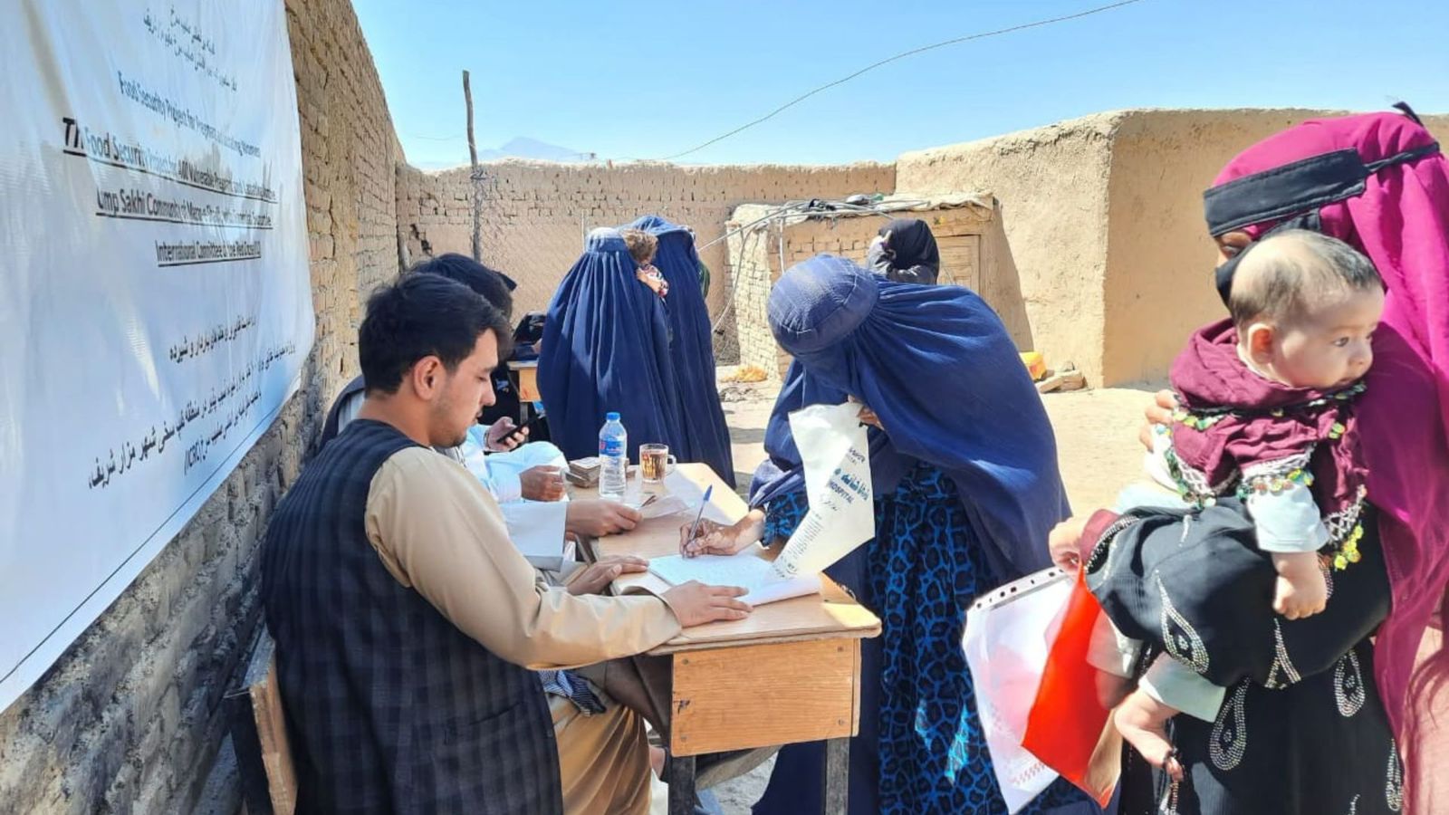 افغانستان : مزارشریف کې ۴۰۰ اړمنو میندو ته نغدي مرستې ووېشل شوې