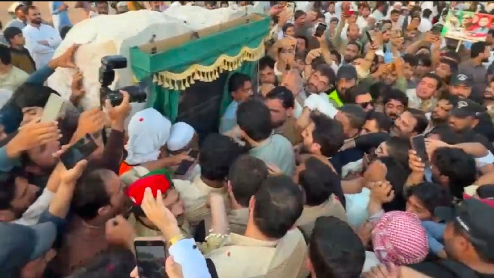 پېښور : اعلا وزير سهيل اپریدي د هزارخوانۍ اوورپاس د پروژې بنياد کېښود