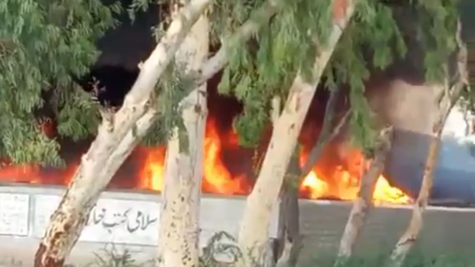 ډيره اسمعیل خان : د کسټم دفتر مخې ته ولاړو موټرو ته اور لګېدلې