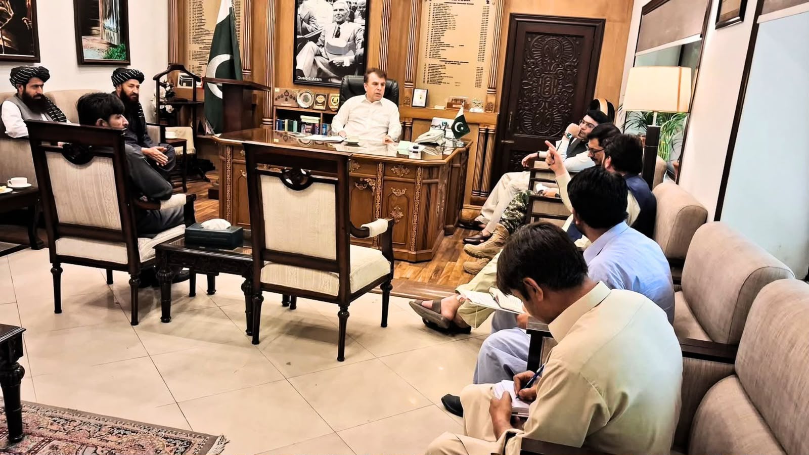 پېښور : افغانستان کې بند پاتې د ۱۶۰۰ پاکستاني ټرانسپورټرانو د ستنېدو لپاره نوې اسانتیاوې اعلان شوې
