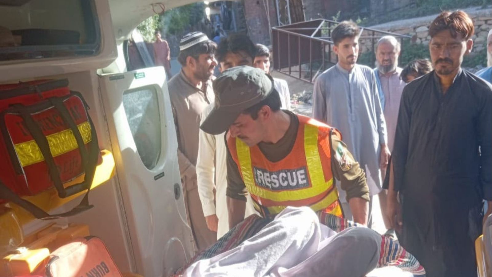 بونېر : شلبانډۍ کې د ماربلو درنګ کې د چاودنې له امله ۸ کسان ټپیان شوي