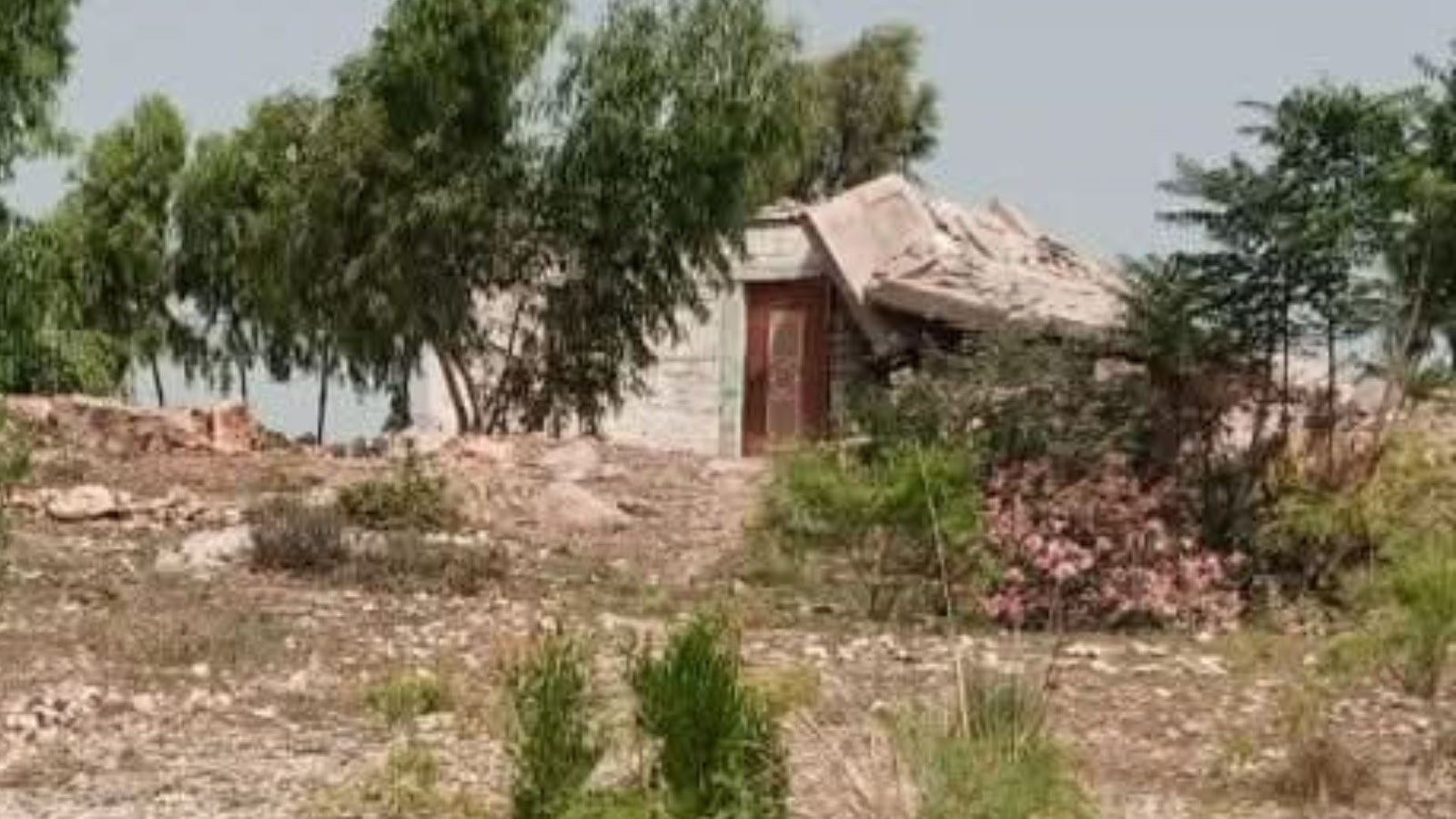 هنګو : د بګټو ټاپ د اېف سي پوسته  په بارودي موادو ويجاړه کړی شوې ده