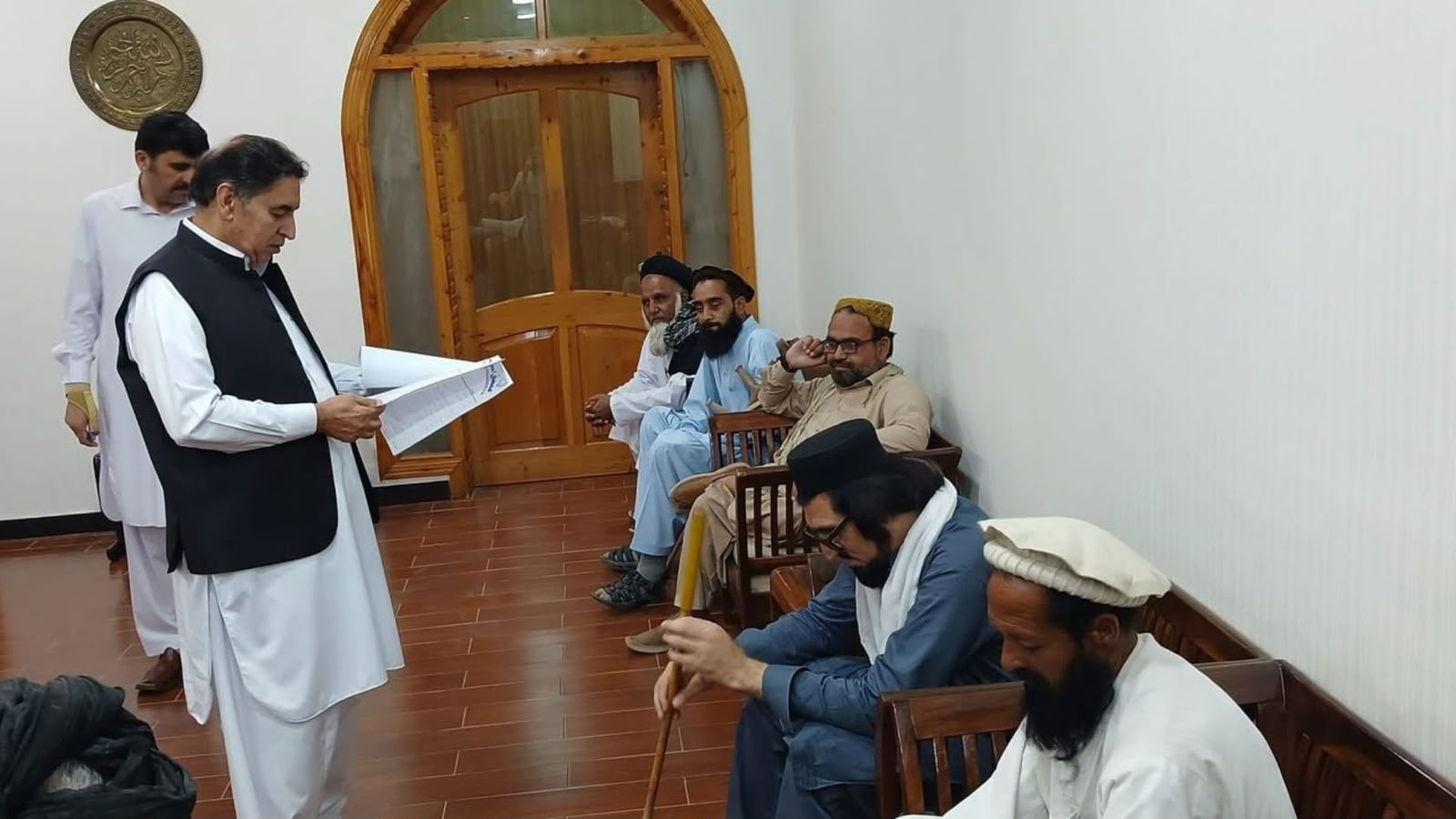 شمالي وزيرستان : ډپټي کمېشنر له معذوره کسانو سره وليدل، د ستونزو د هواري ډاډ يې ورکړ