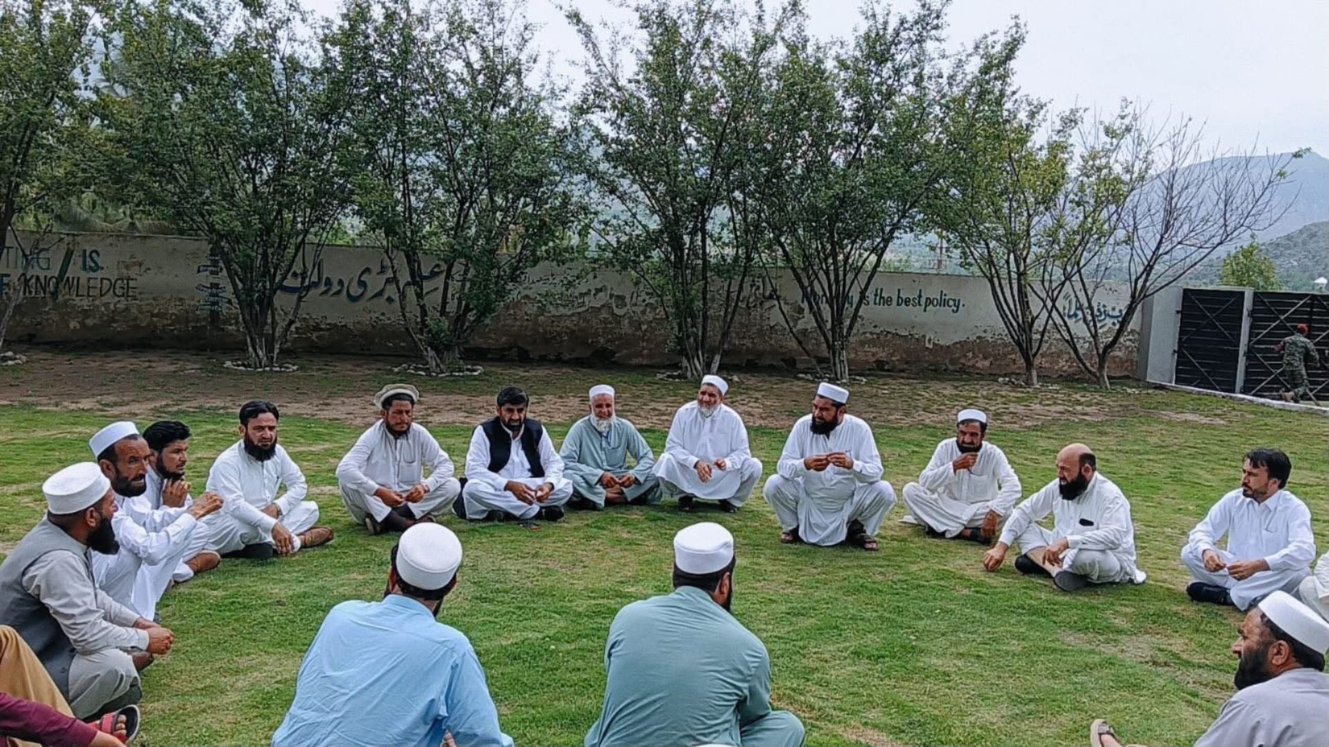 اورکزي : د تيراه اکاخېلو مشرانو د تګ راتګ بنديزونو او کرنيزو ستونزو په اړه له اورکزو سکاوټس سره جرګه کړې