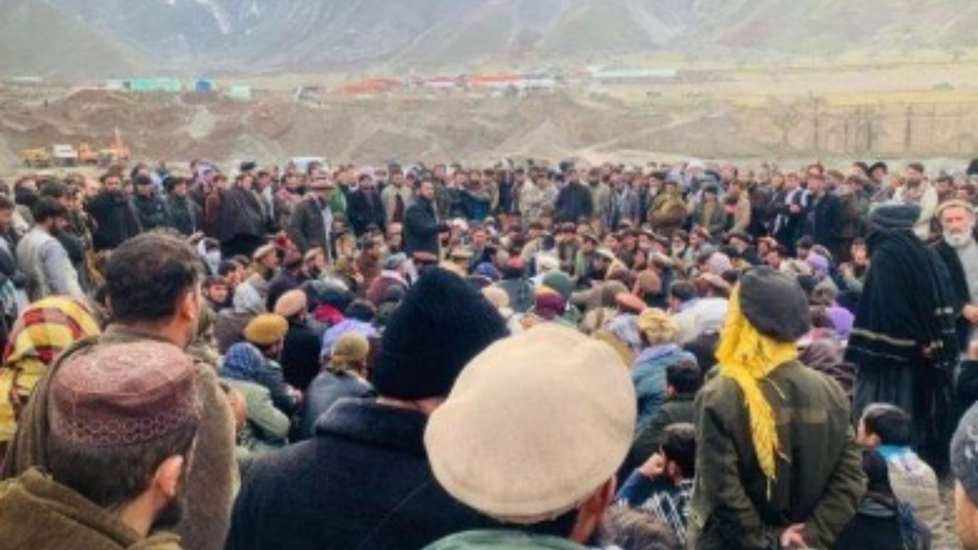 افغانستان : بدخشان کې د سرو زرو د کانونو پر سر کړکېچ؛ زرګونو کسانو لاریونونه کړي او له طالب ځواکونو سره نښتې شوې