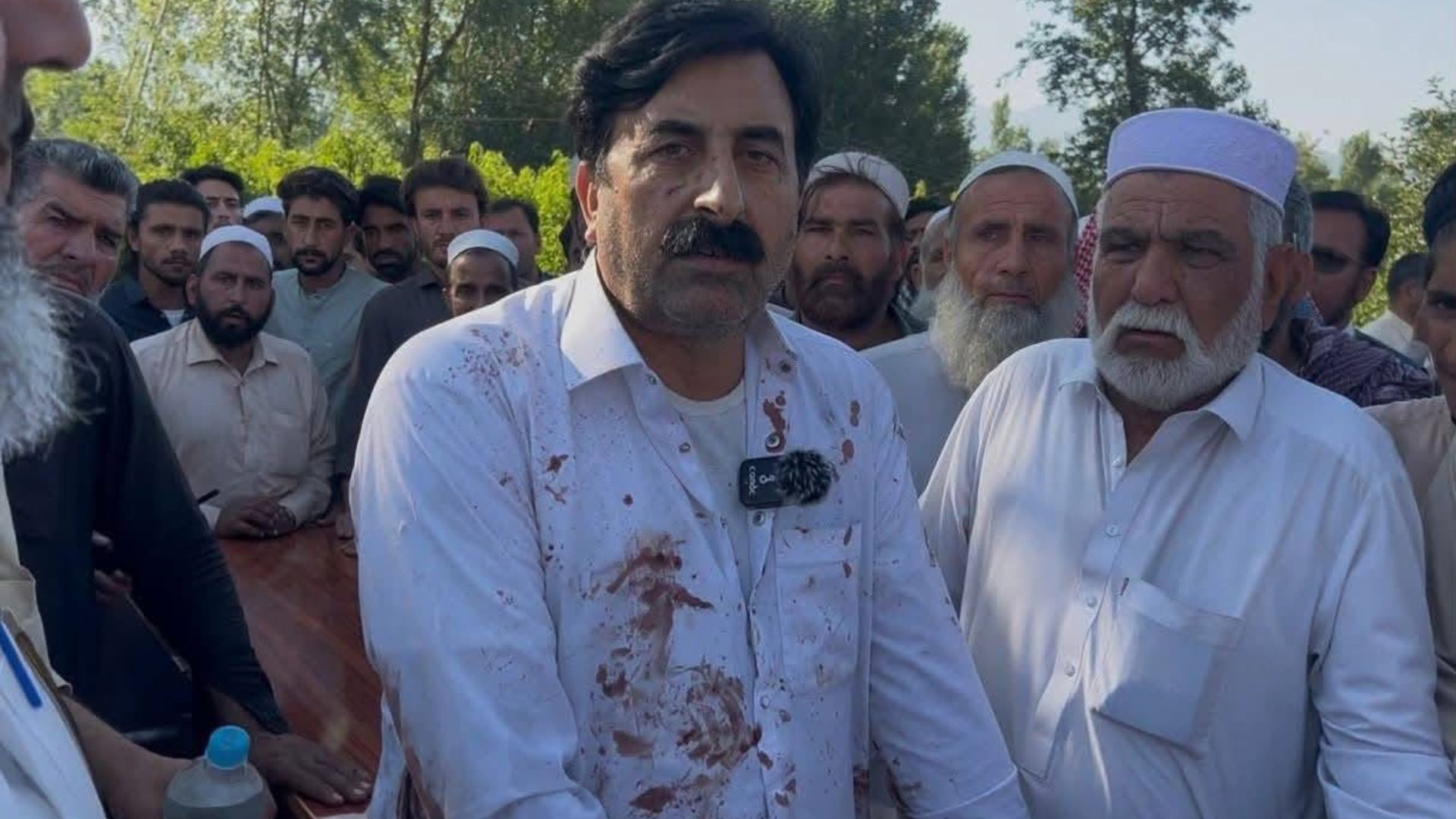 سوات : افضل ګجر د وژلی شوي خپلوانو د جسدونو سره احتجاج پېل کړی، مرکزي سړک تړل شوی دی