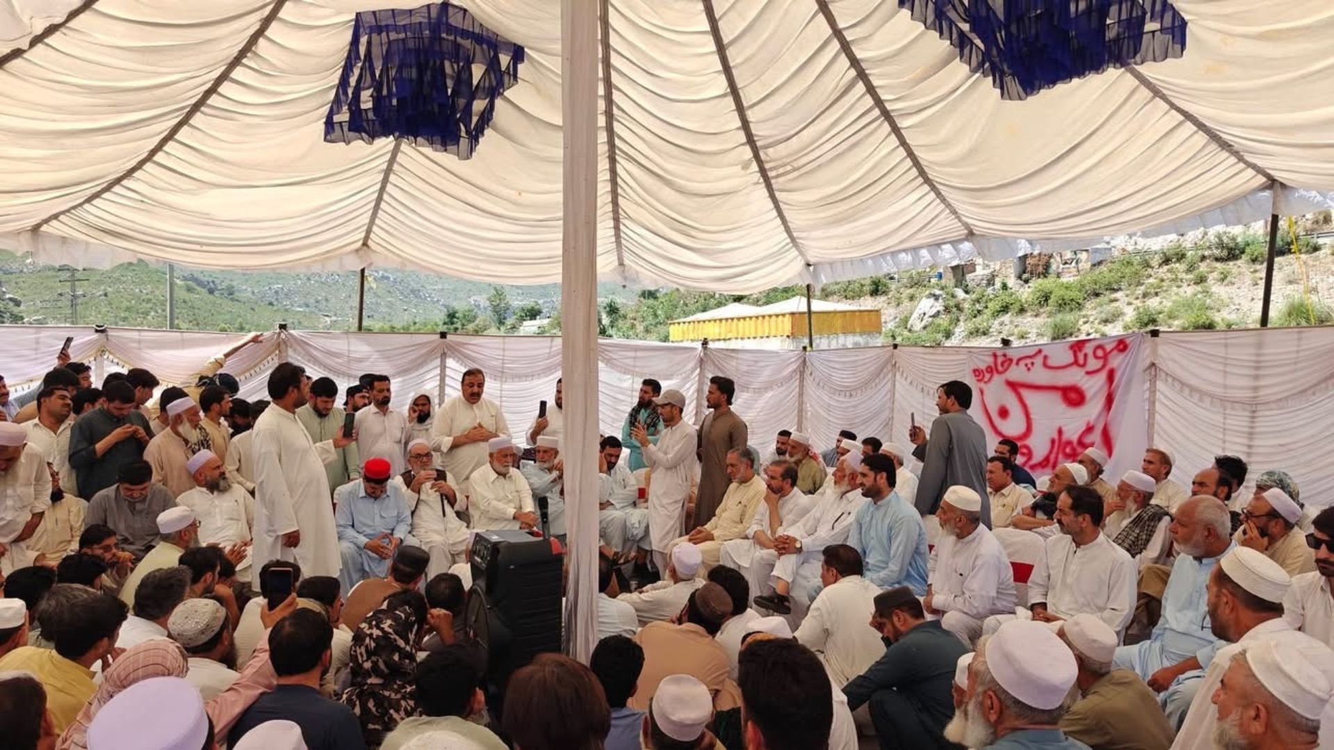 کوهاټ: د ادم خېل درې ولس د روانو نښتو پر ضد احتجاجي کېمپ لګولی، د جګړې د درولو غوښتنه کوي