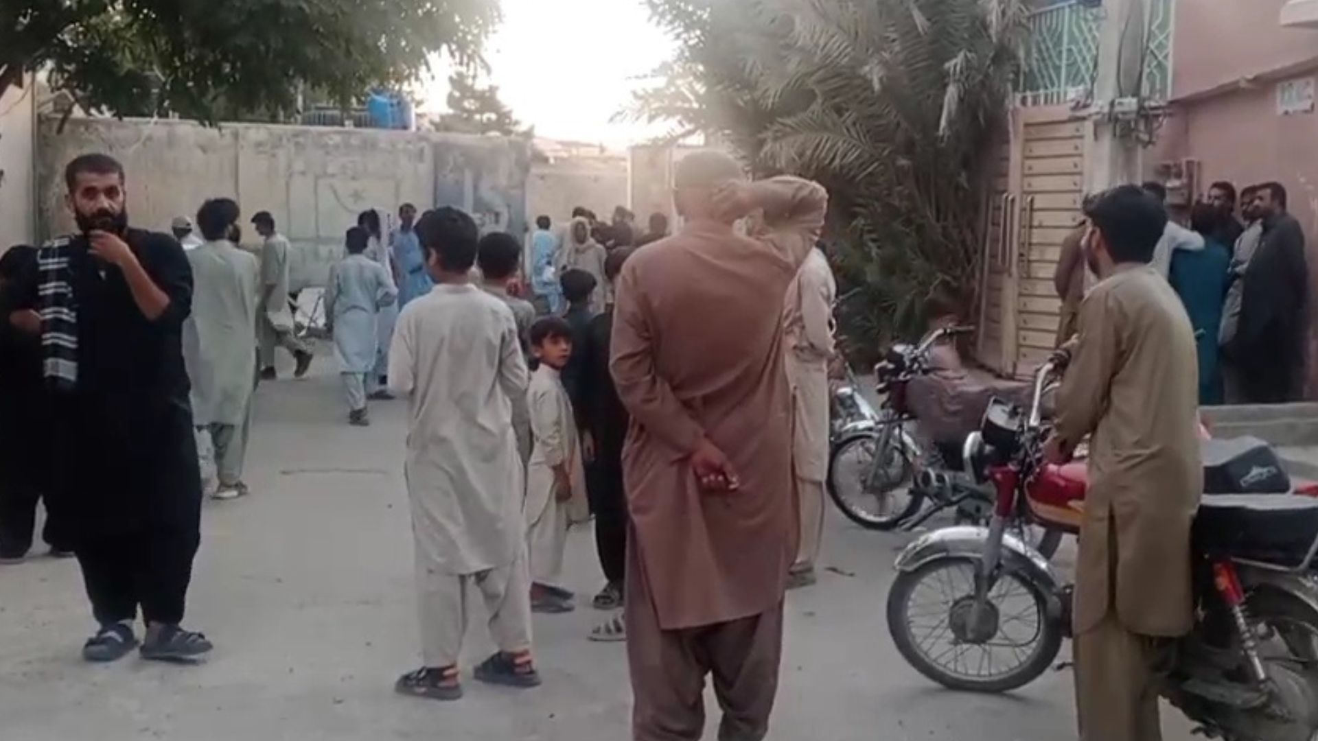 کوټه: وحدت کالونۍ کې یو کس د مېرمنې او څلورو ماشومانو تر وژلو وروسته ځان هم په ډزو ټپي کړی