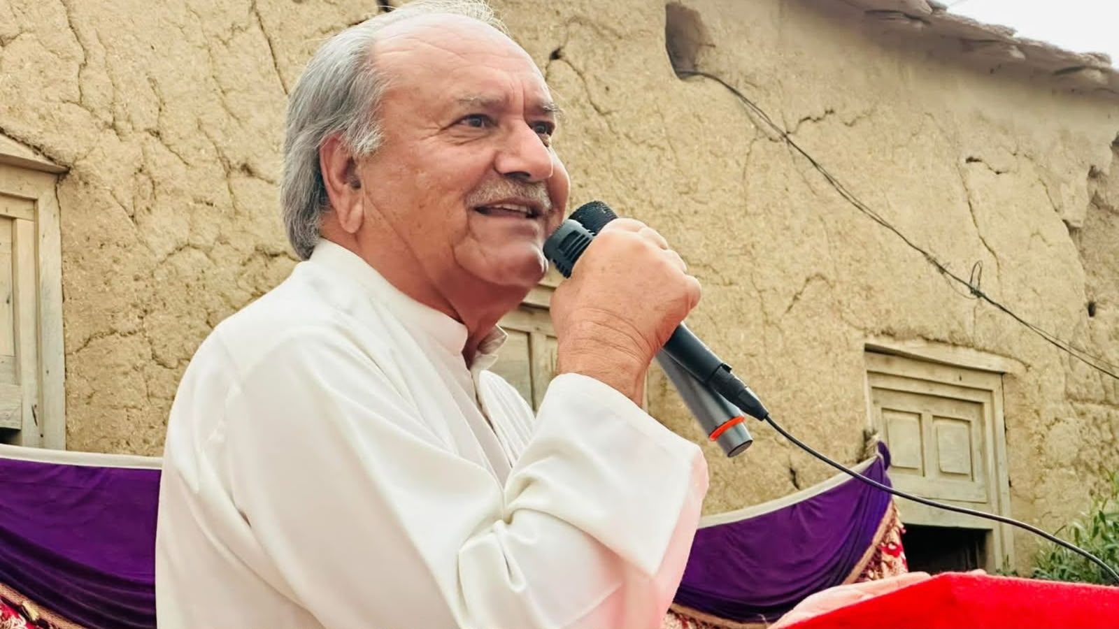 پېښور : د مزدور کسان ګوند مشر افضل خاموش په باچا خان هوايي ډګر کې نیول شوی
