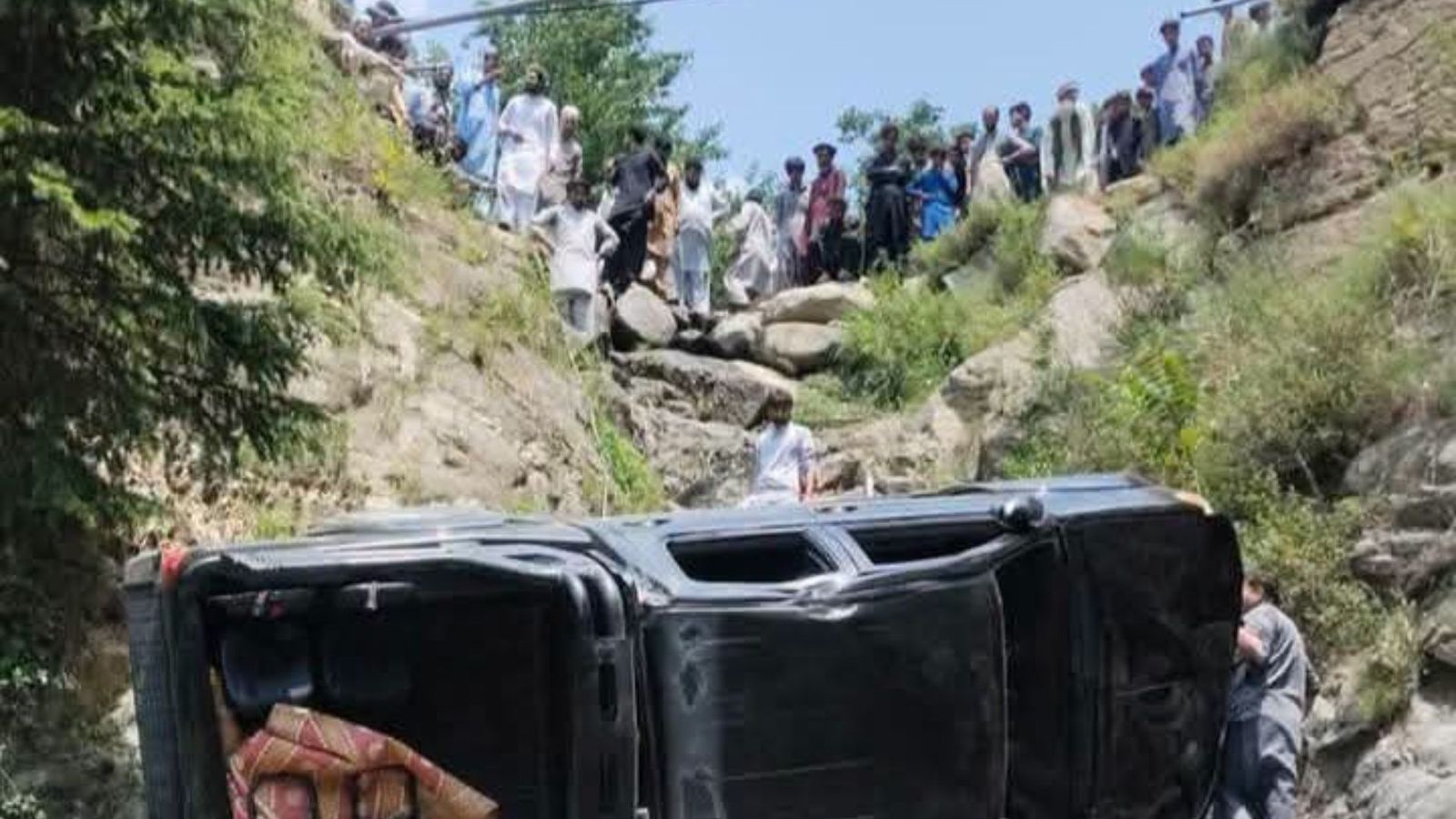 بره دیر : بدرکنۍ کې ویګو موټر ژورې کندې ته لوېدلی؛ یو کس مړ او ګڼ نور ټپیان دي