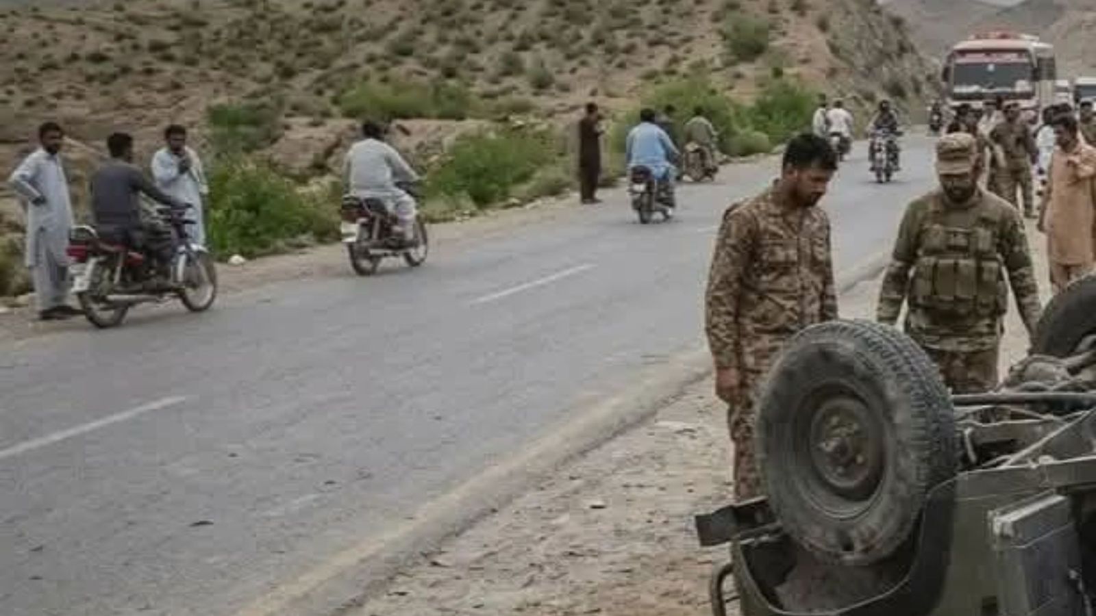بنوں : د امنيتي ځواکونو د ګاډي په پېښه کې يو افسر او ۲ سرتیري وژل شوي
