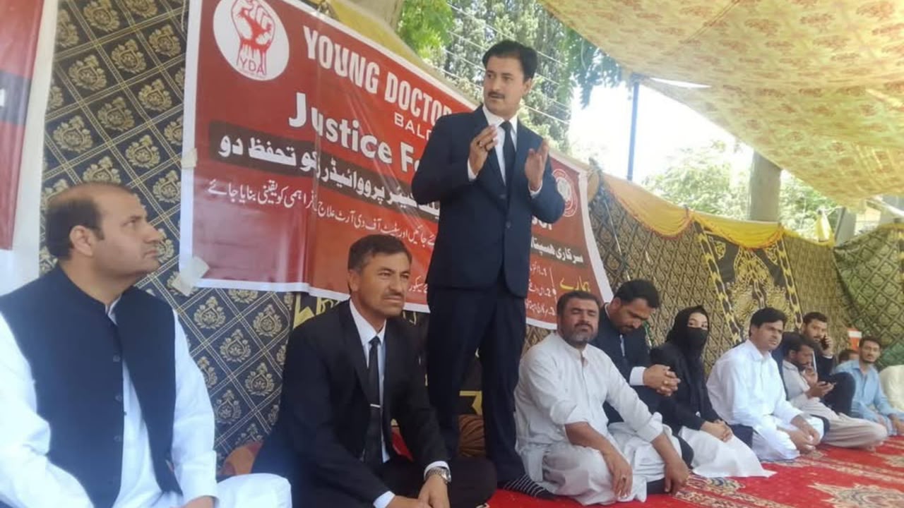کوټه : ملګري وکیلان د ډاکټر ماہ نور ناصر د پېښې پر ضد د ډاکټرانو احتجاجي کېمپ ته ورغلي