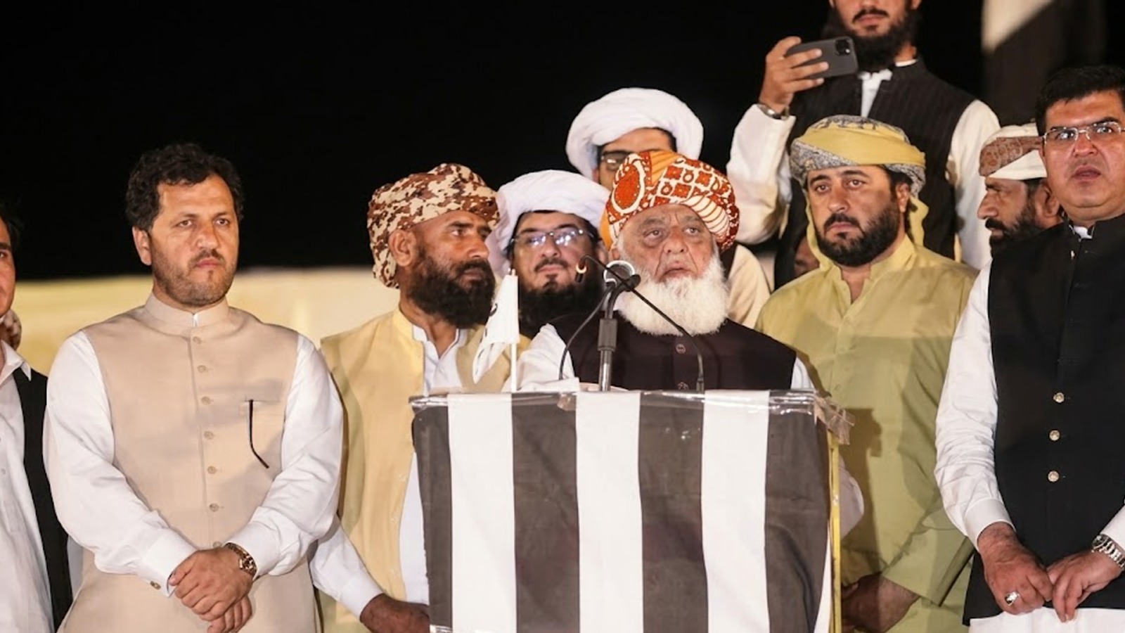مولانا فضل الرحمن: پاکستان له اقتصادي او امنیتي ستونزو سره مخ دی