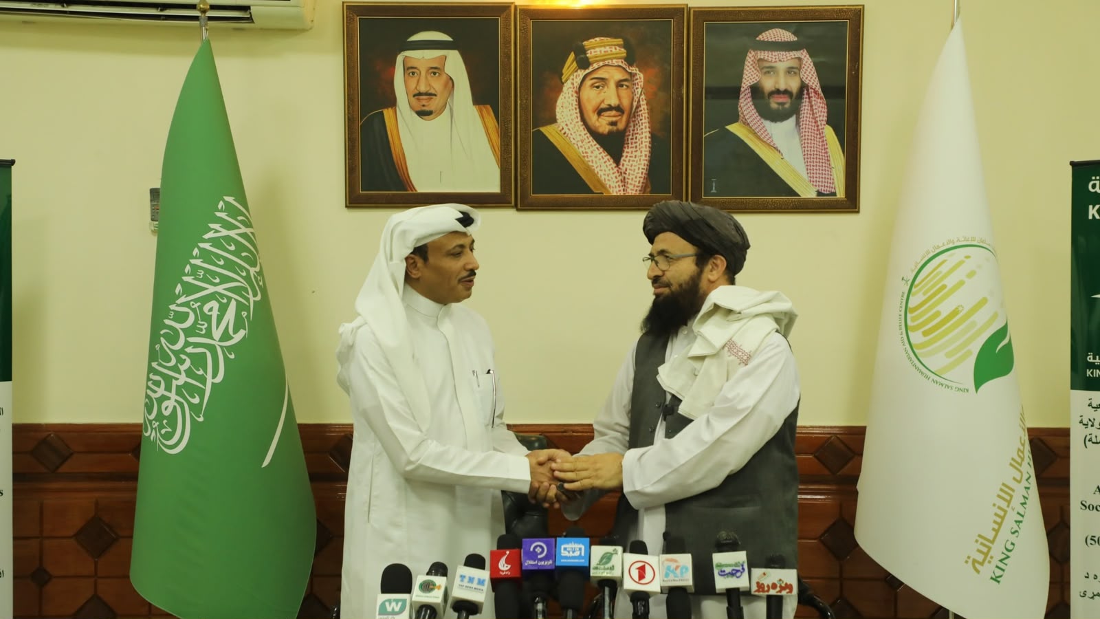 په کابل کې د سعودي عربستان سفارت د نورستان سېلاب ځپلو لپاره د خوراکي مرستو لومړۍ جوپه وسپارله