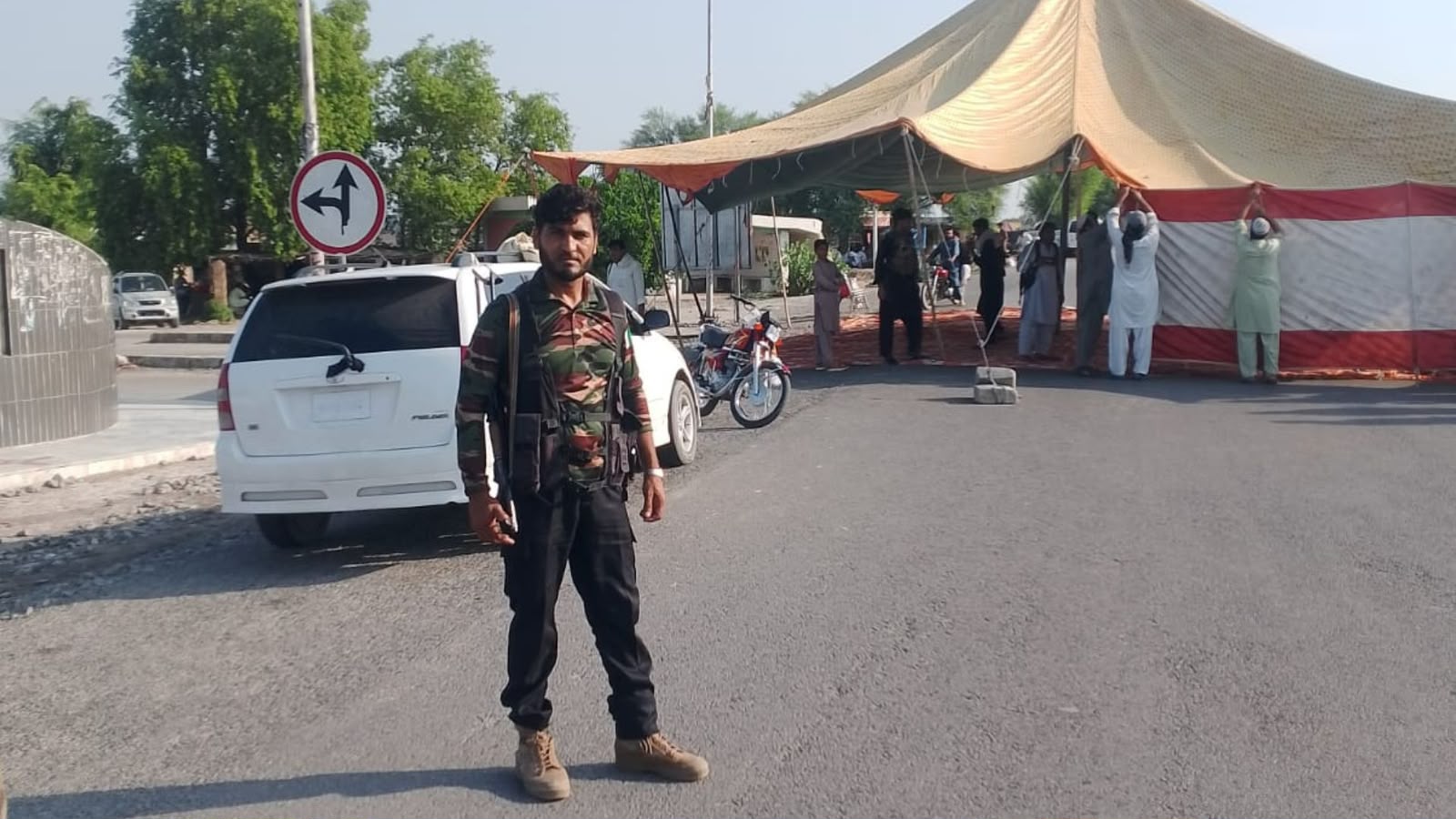 د بنو پولیس امن کمېټۍ د احتجاج په توګه د بنو ټولې مرکزي لویې لارې تړلې دي