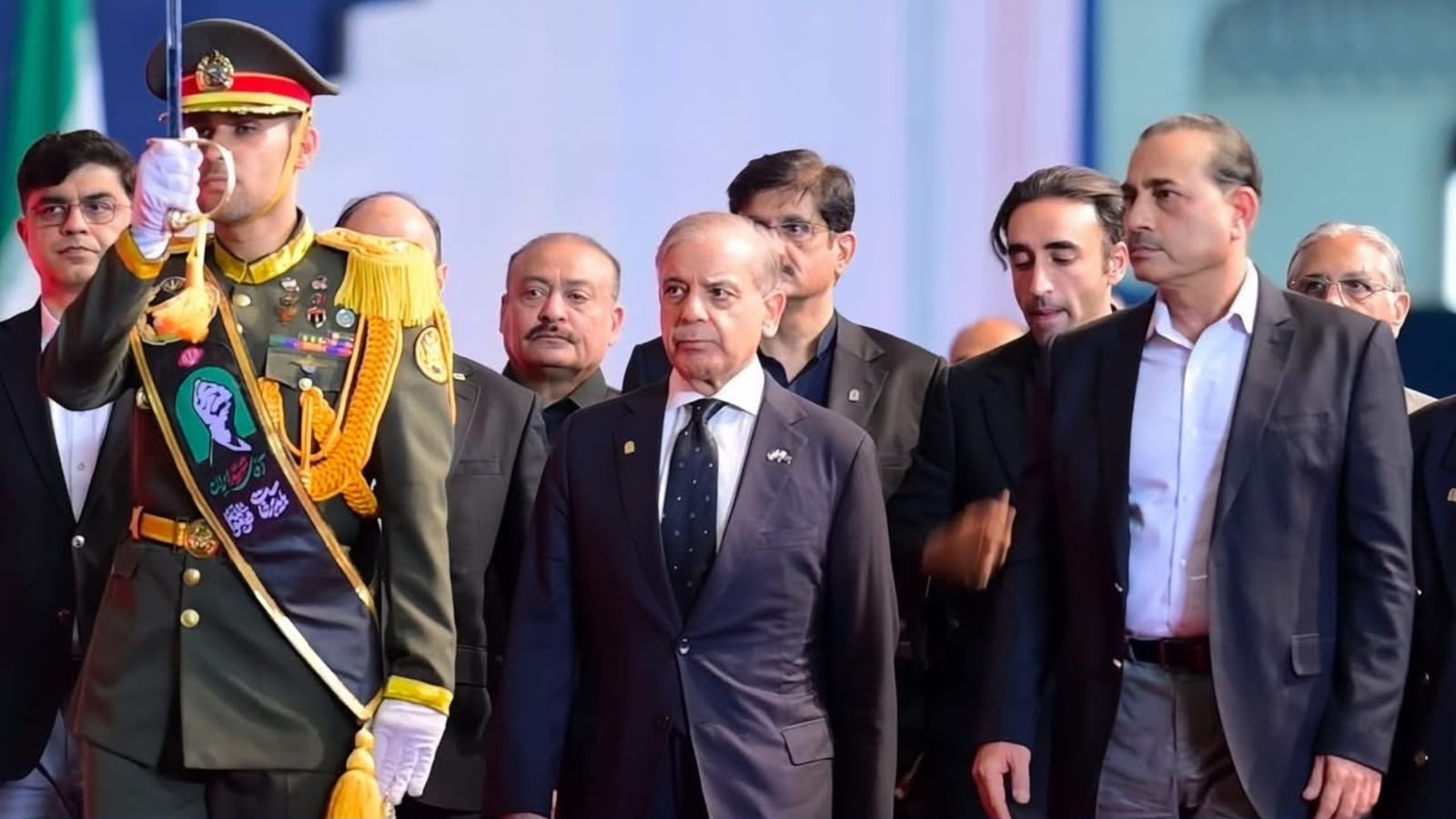 ایران : د پاکستان وزیر اعظم شهباز شریف او فیلډ مارشال سید عاصم منیر د ایت الله خامنه اي د جنازې په مراسمو کې ګډون وکړ