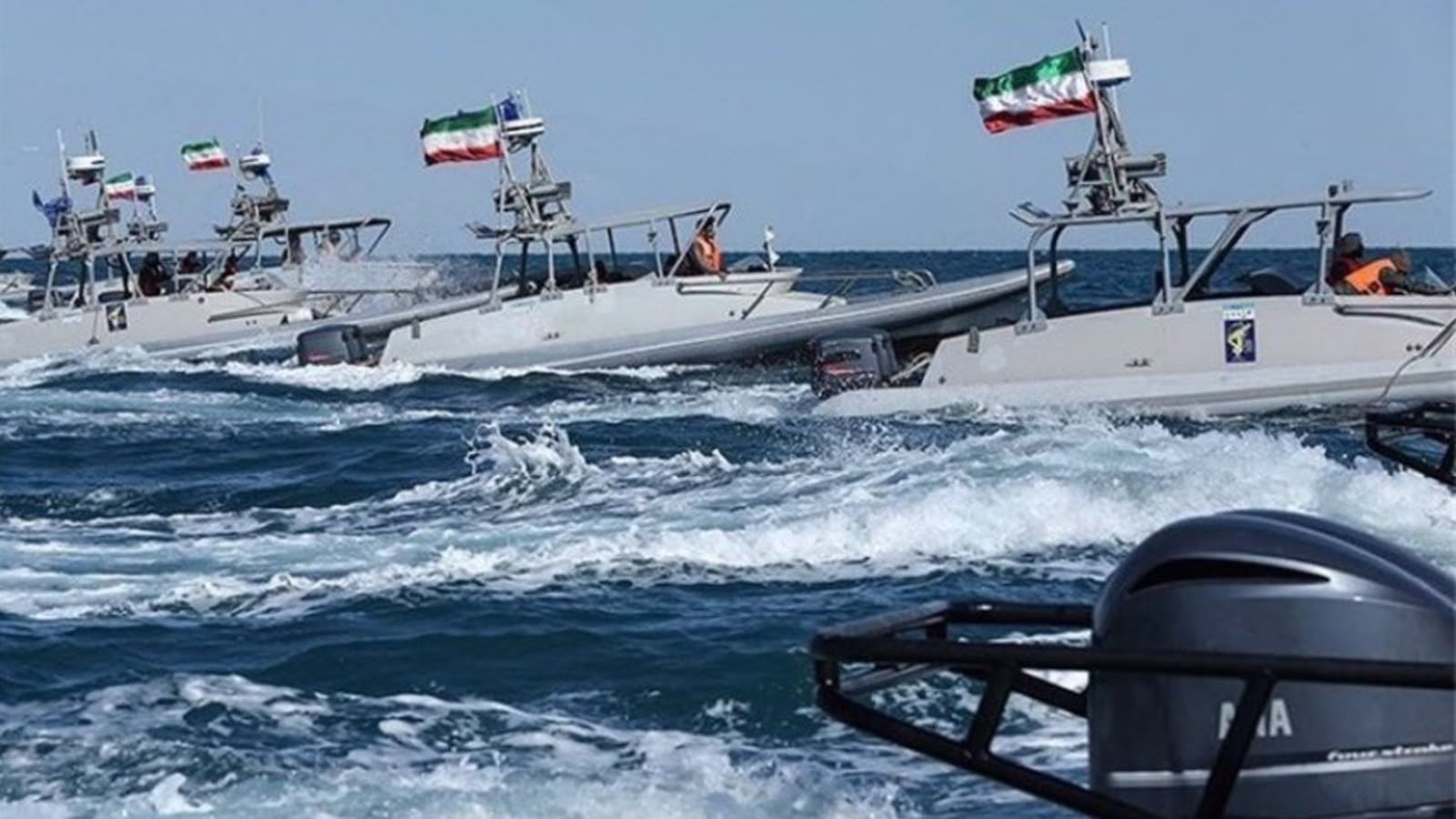 ایران د هرمز تنګی تړلو اعلان کړی، امریکا تازه بریدونه کړي او د سولې هڅې روانې دي