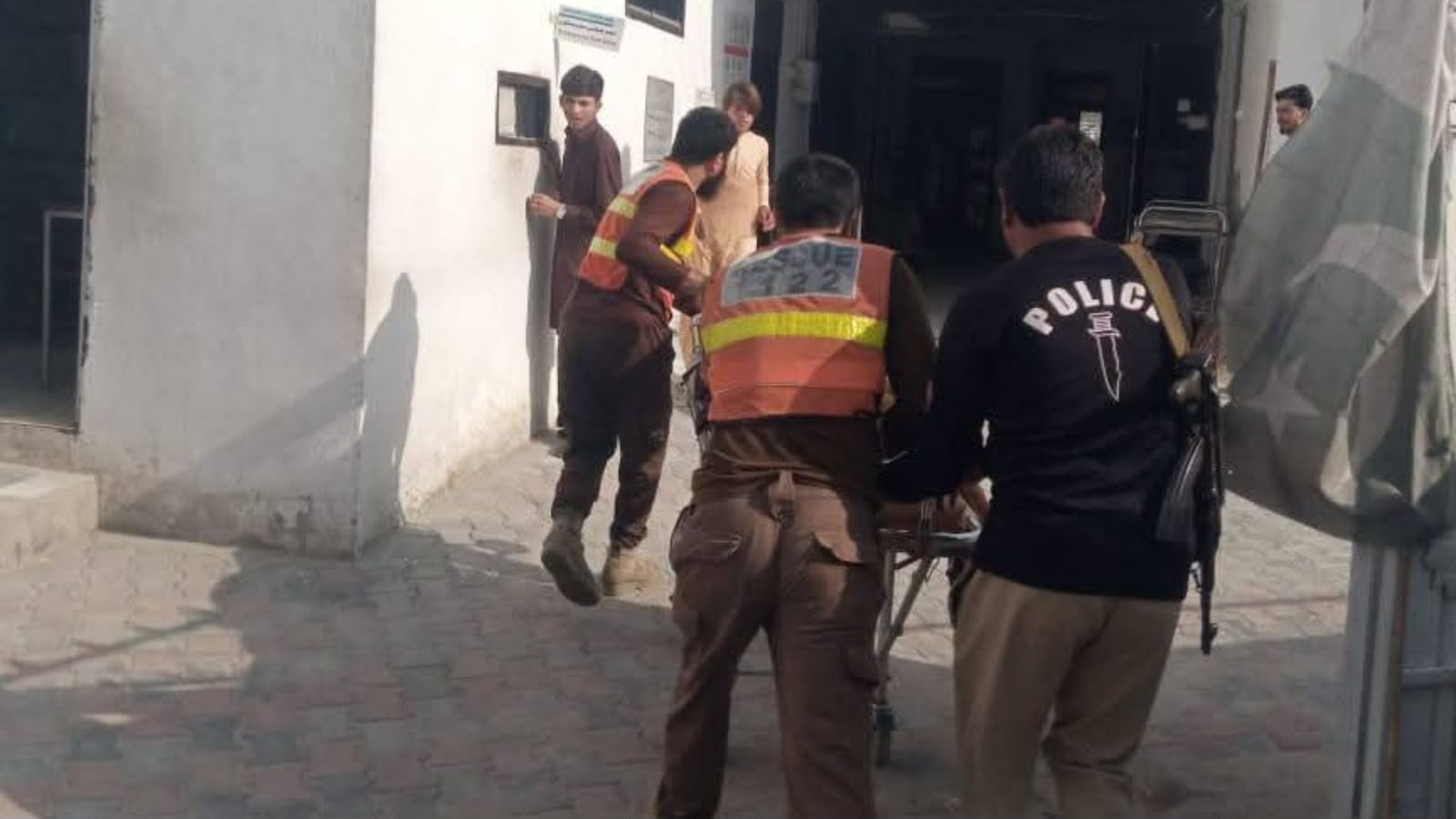 بر دیر : د واده د مېلمنو موټر کندې ته لوېدلی، ۱۳ تنه ټپیان شوي