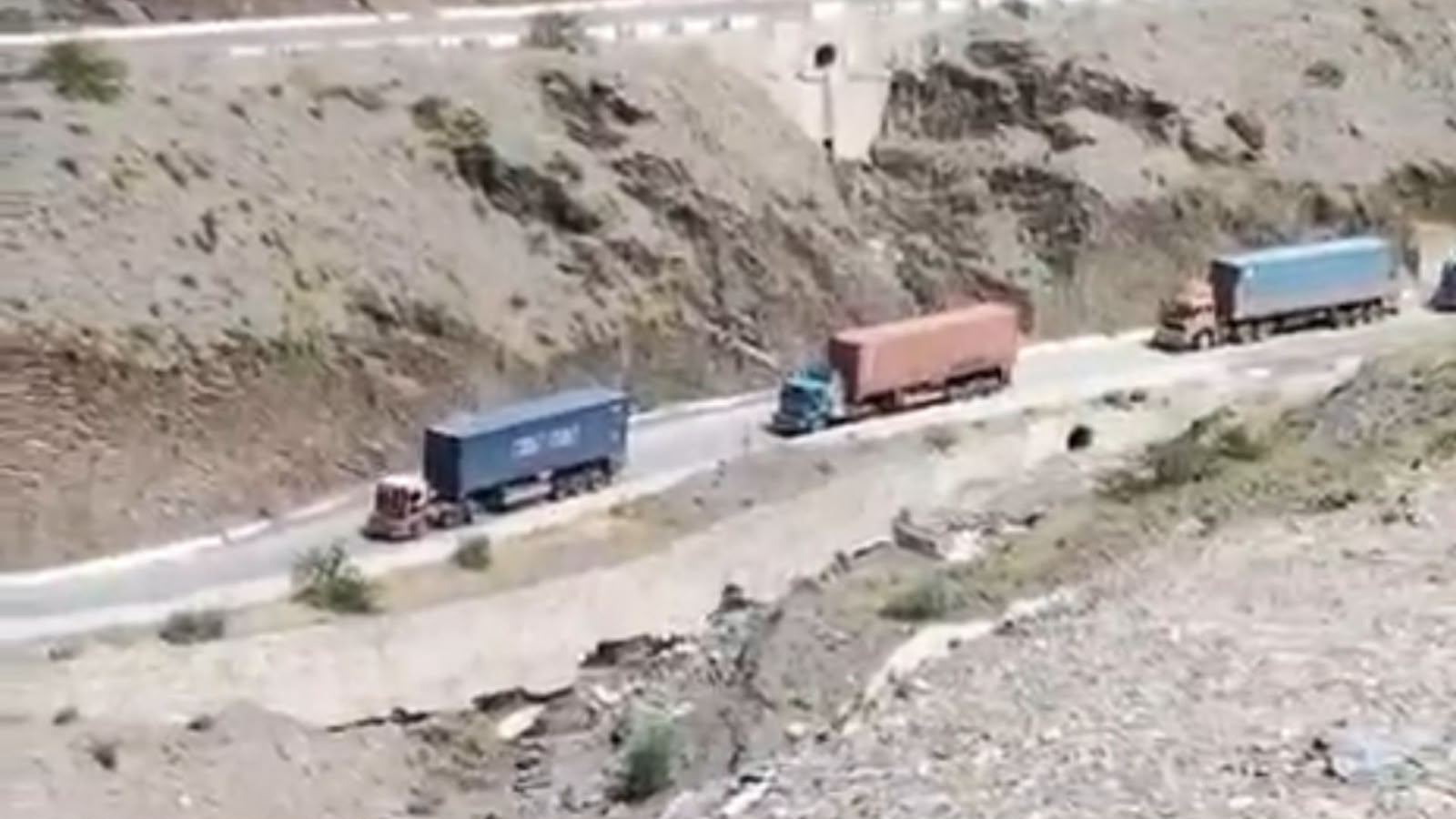 خیبر : د افغانستان لپاره د ملګرو ملتونو د بشري مرستو کاروان تورخم ته ورسېد