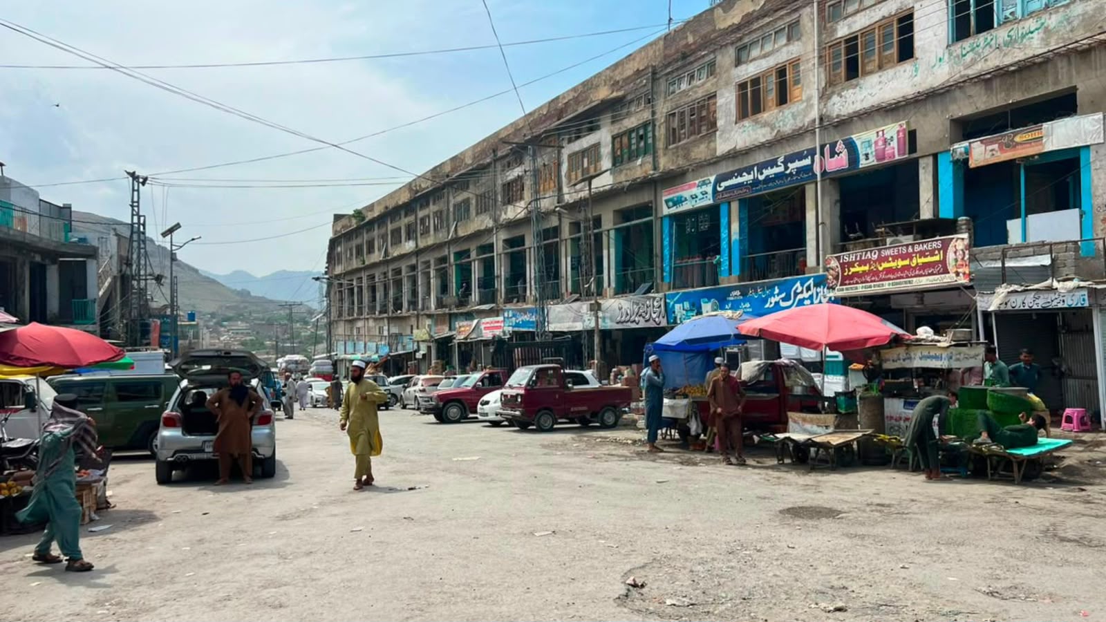خیبر : د تورخم پولې بندېدو د لنډي کوتل بازار کاروبار په ټپه درولی